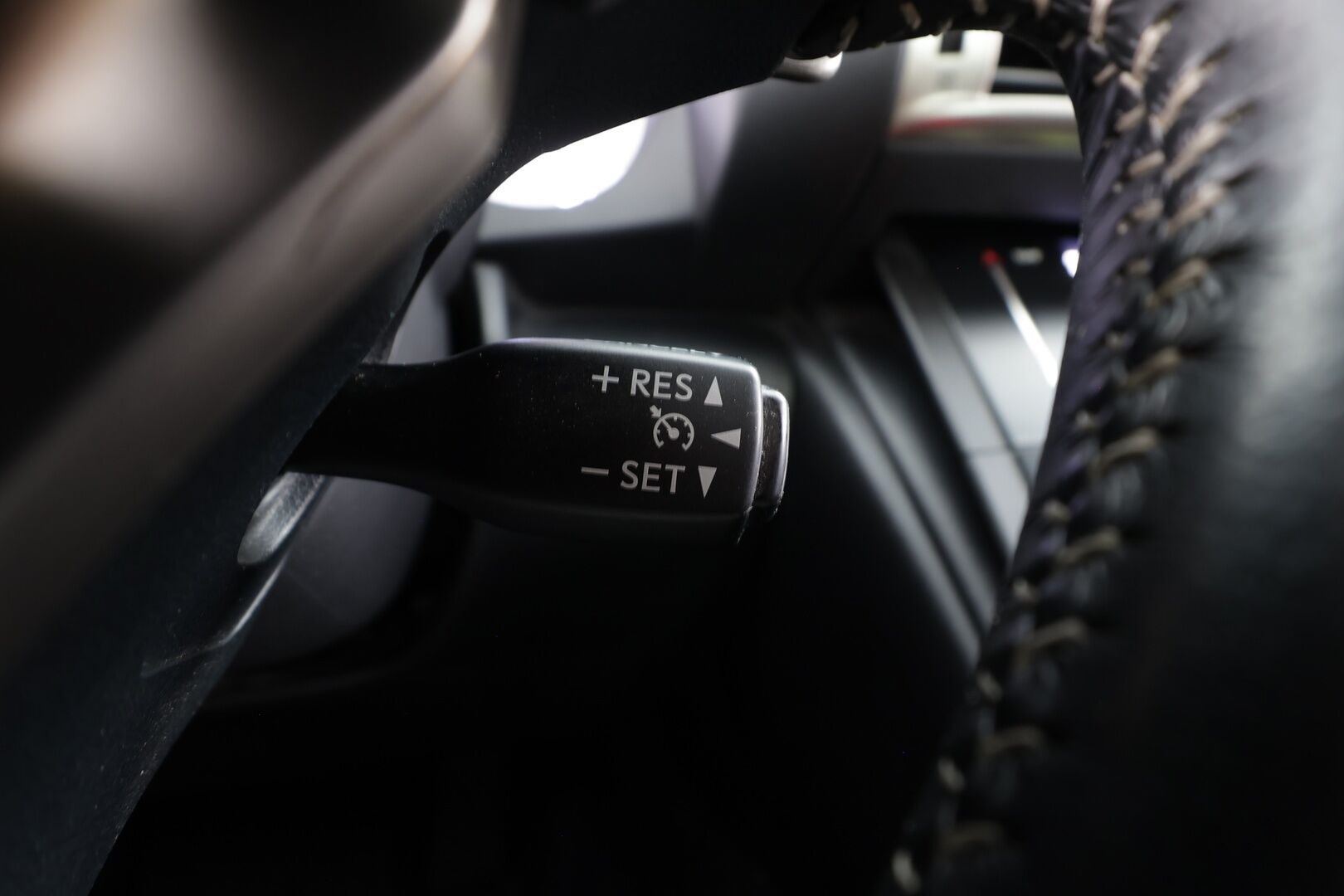 Lexus IS 2014 300h Comfort - Vakkari | P.Kamera | Puolinahat | Navi | Xenon | Bluetooth | Autom.ilmastointi | Kahdet renkaat aluvanteilla