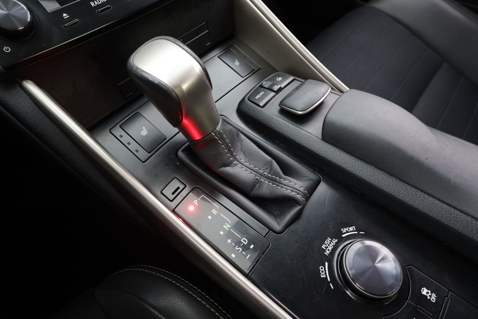 Lexus IS 2014 300h Comfort - Vakkari | P.Kamera | Puolinahat | Navi | Xenon | Bluetooth | Autom.ilmastointi | Kahdet renkaat aluvanteilla