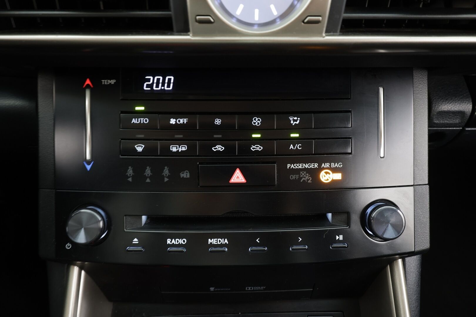 Lexus IS 2014 300h Comfort - Vakkari | P.Kamera | Puolinahat | Navi | Xenon | Bluetooth | Autom.ilmastointi | Kahdet renkaat aluvanteilla
