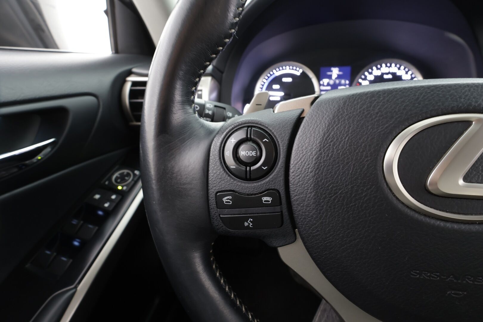 Lexus IS 2014 300h Comfort * Vakkari / P.Kamera / Puolinahat / Navi / Xenon / Bluetooth / Autom.ilmastointi * - Kahdet renkaat aluvanteilla - HULLUT AVAJAISHULINAT KORKOTARJOUS 3,29 %