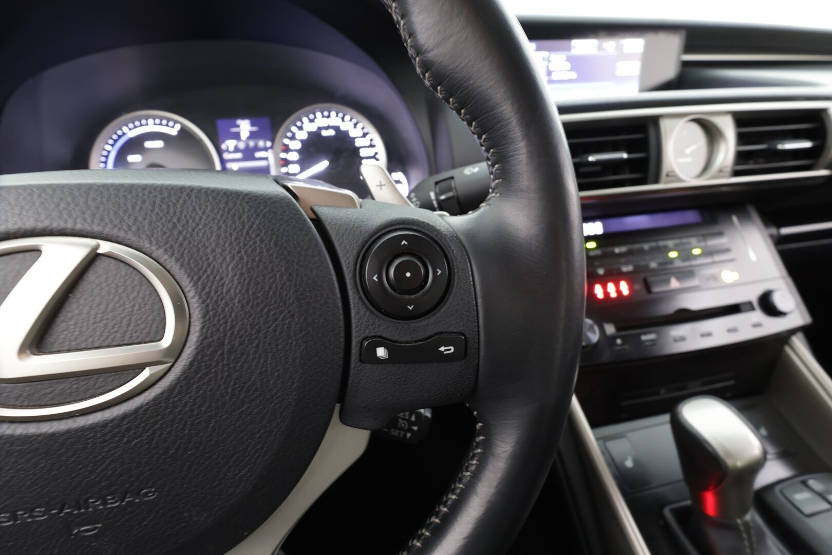 Lexus IS 2014 300h Comfort - Vakkari | P.Kamera | Puolinahat | Navi | Xenon | Bluetooth | Autom.ilmastointi | Kahdet renkaat aluvanteilla