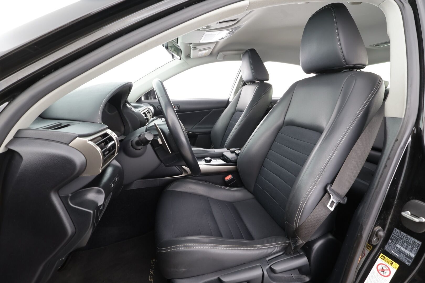 Lexus IS 2014 300h Comfort - Vakkari | P.Kamera | Puolinahat | Navi | Xenon | Bluetooth | Autom.ilmastointi | Kahdet renkaat aluvanteilla