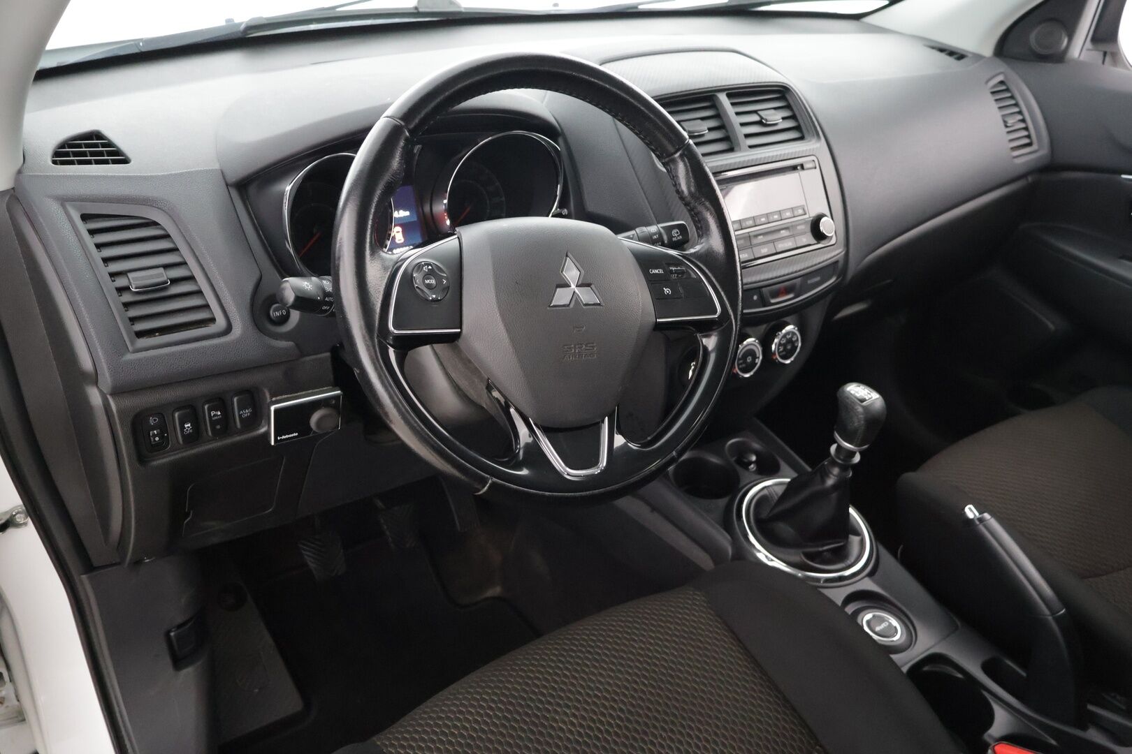 Mitsubishi ASX 2016 1,6 Di-D AS&G Invite 4WD 6MT *Suomi-auto / Tutkat takana / Vetokoukku / Webasto kellolla* - *Kattavasti huollettu / Siisti kuntoinen / 2x renkaat alumiinivantein*