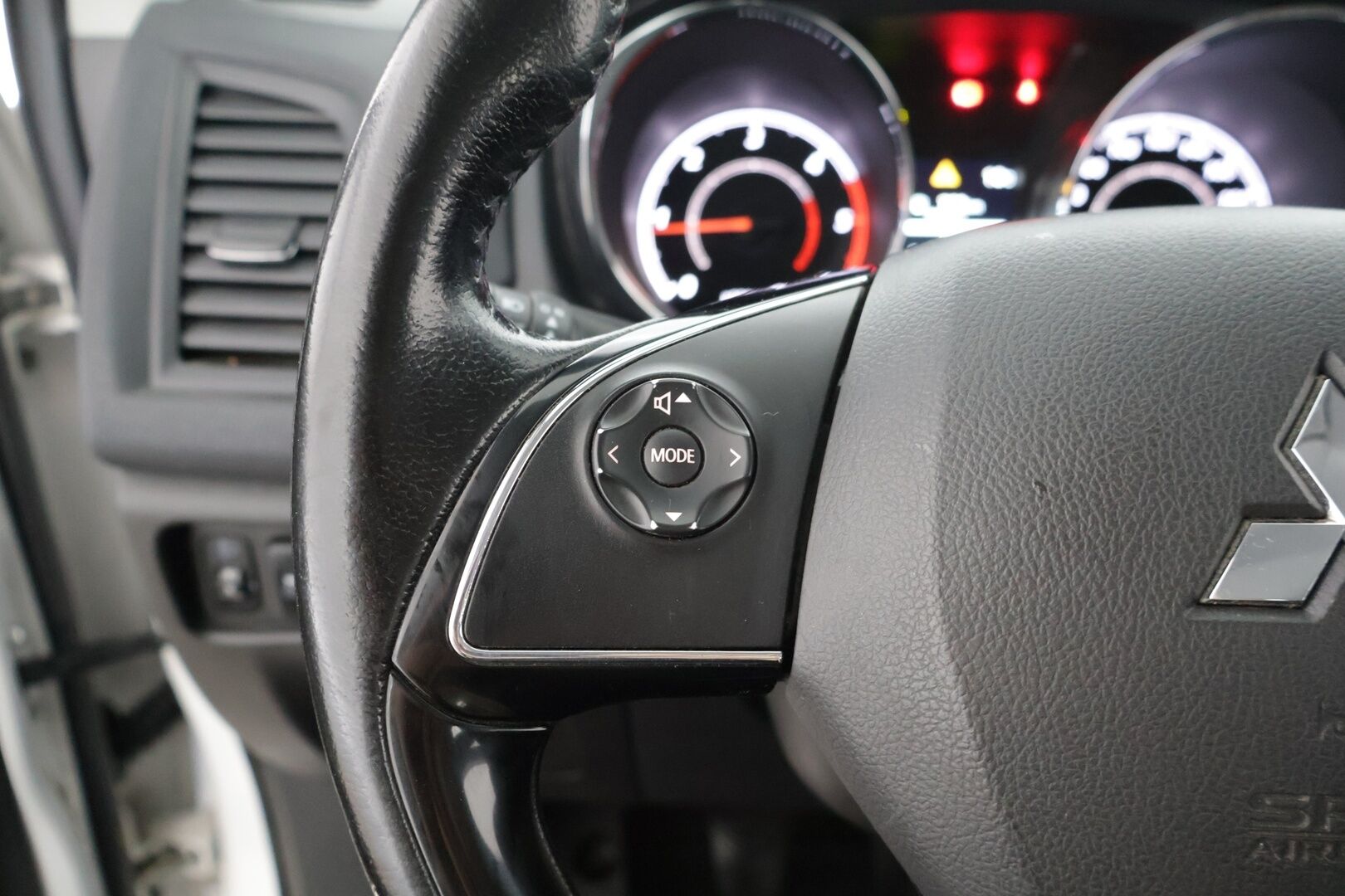 Mitsubishi ASX 2016 1,6 Di-D AS&G Invite 4WD 6MT *Suomi-auto / Tutkat takana / Vetokoukku / Webasto kellolla* - *Kattavasti huollettu / Siisti kuntoinen / 2x renkaat alumiinivantein*
