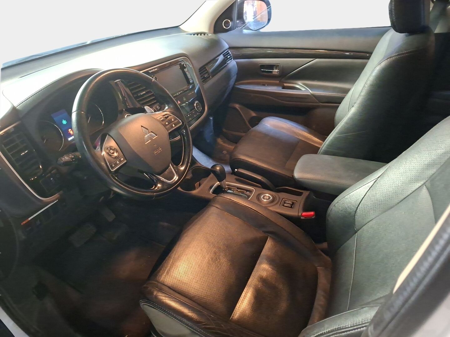 Mitsubishi Outlander 2016 2,2 DI-D Instyle NAVI AT 4WD 7P Business - YritysOutlet - Myydään vain yrityksille - – Tämä auto myydään YritysOutlet -valikoimasta vain yritykselle