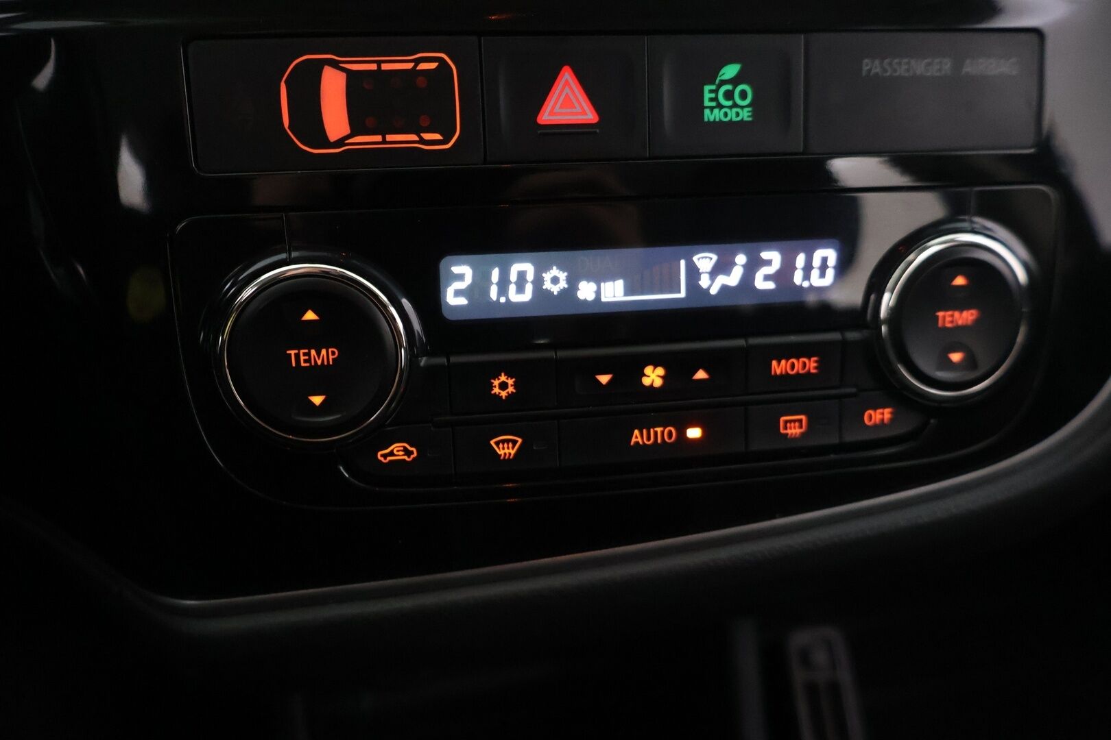 Mitsubishi Outlander 2016 2,2 DI-D Instyle NAVI AT 4WD * 7-paikkainen / P.Kamera / Keyless / Koukku * - HULLUT AVAJAISHULINAT KORKOTARJOUS 3,29 %