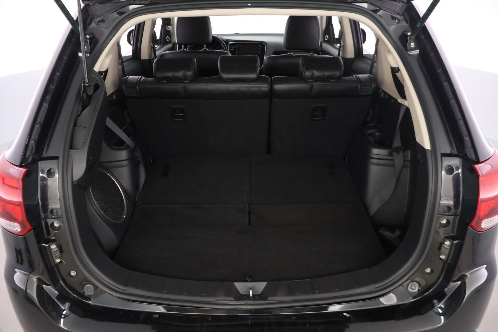 Mitsubishi Outlander 2016 2,2 DI-D Instyle NAVI AT 4WD * 7-paikkainen / P.Kamera / Keyless / Koukku * - HULLUT AVAJAISHULINAT KORKOTARJOUS 3,29 %