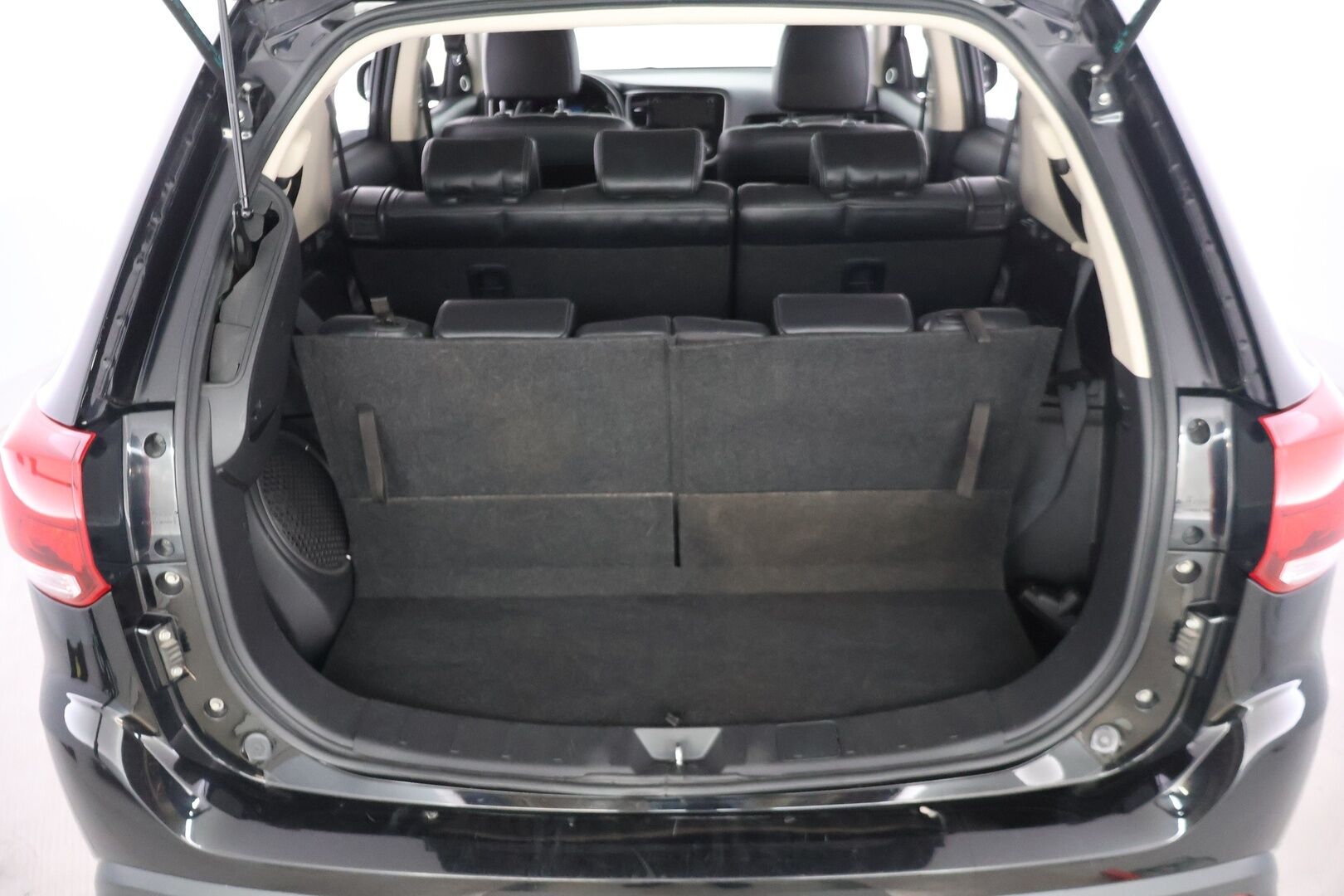 Mitsubishi Outlander 2016 2,2 DI-D Instyle NAVI AT 4WD * 7-paikkainen / P.Kamera / Keyless / Koukku * - HULLUT AVAJAISHULINAT KORKOTARJOUS 3,29 %