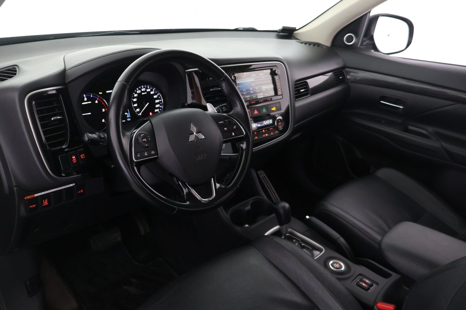 Mitsubishi Outlander 2016 2,2 DI-D Instyle NAVI AT 4WD * 7-paikkainen / P.Kamera / Keyless / Koukku * - HULLUT AVAJAISHULINAT KORKOTARJOUS 3,29 %