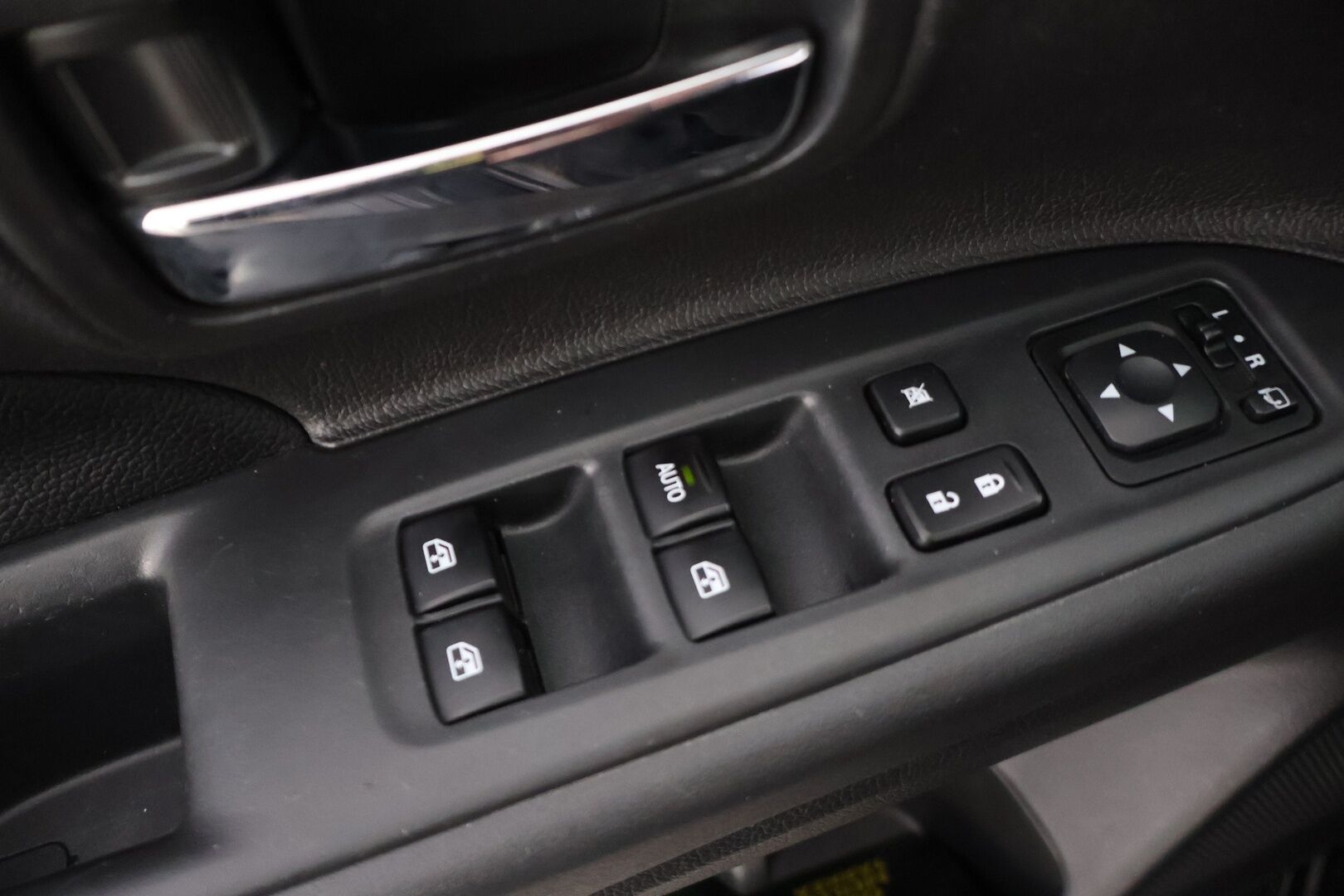 Mitsubishi Outlander 2016 2,2 DI-D Instyle NAVI AT 4WD * 7-paikkainen / P.Kamera / Keyless / Koukku * - HULLUT AVAJAISHULINAT KORKOTARJOUS 3,29 %