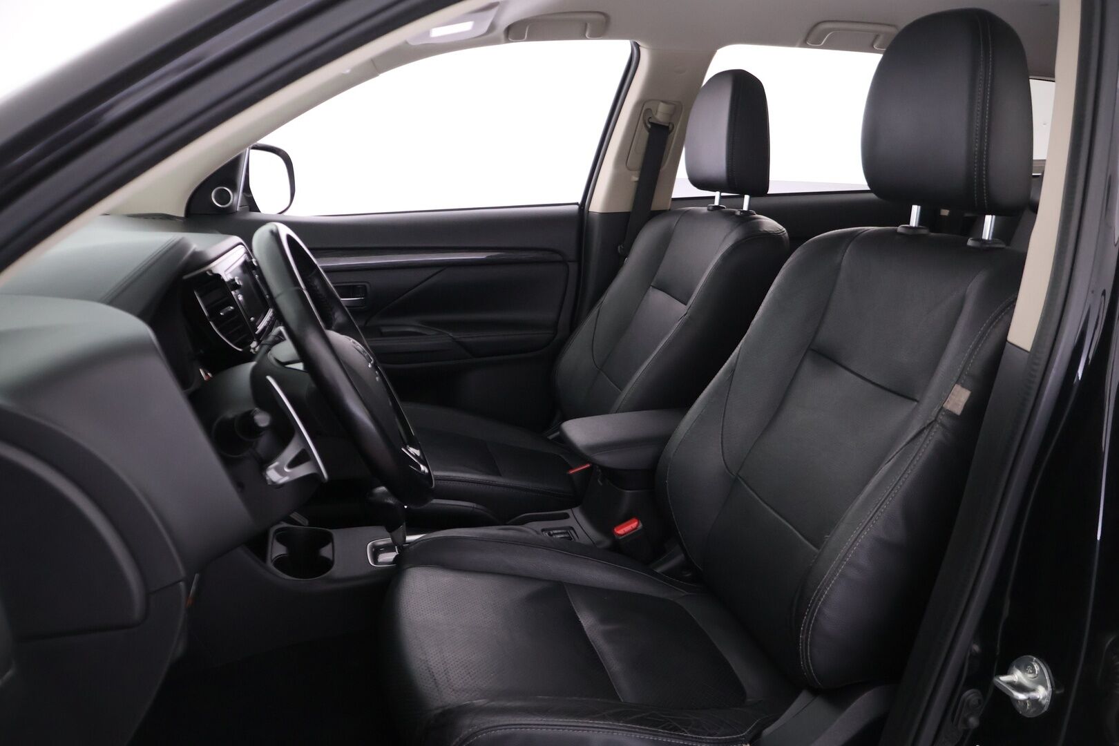 Mitsubishi Outlander 2016 2,2 DI-D Instyle NAVI AT 4WD * 7-paikkainen / P.Kamera / Keyless / Koukku * - HULLUT AVAJAISHULINAT KORKOTARJOUS 3,29 %