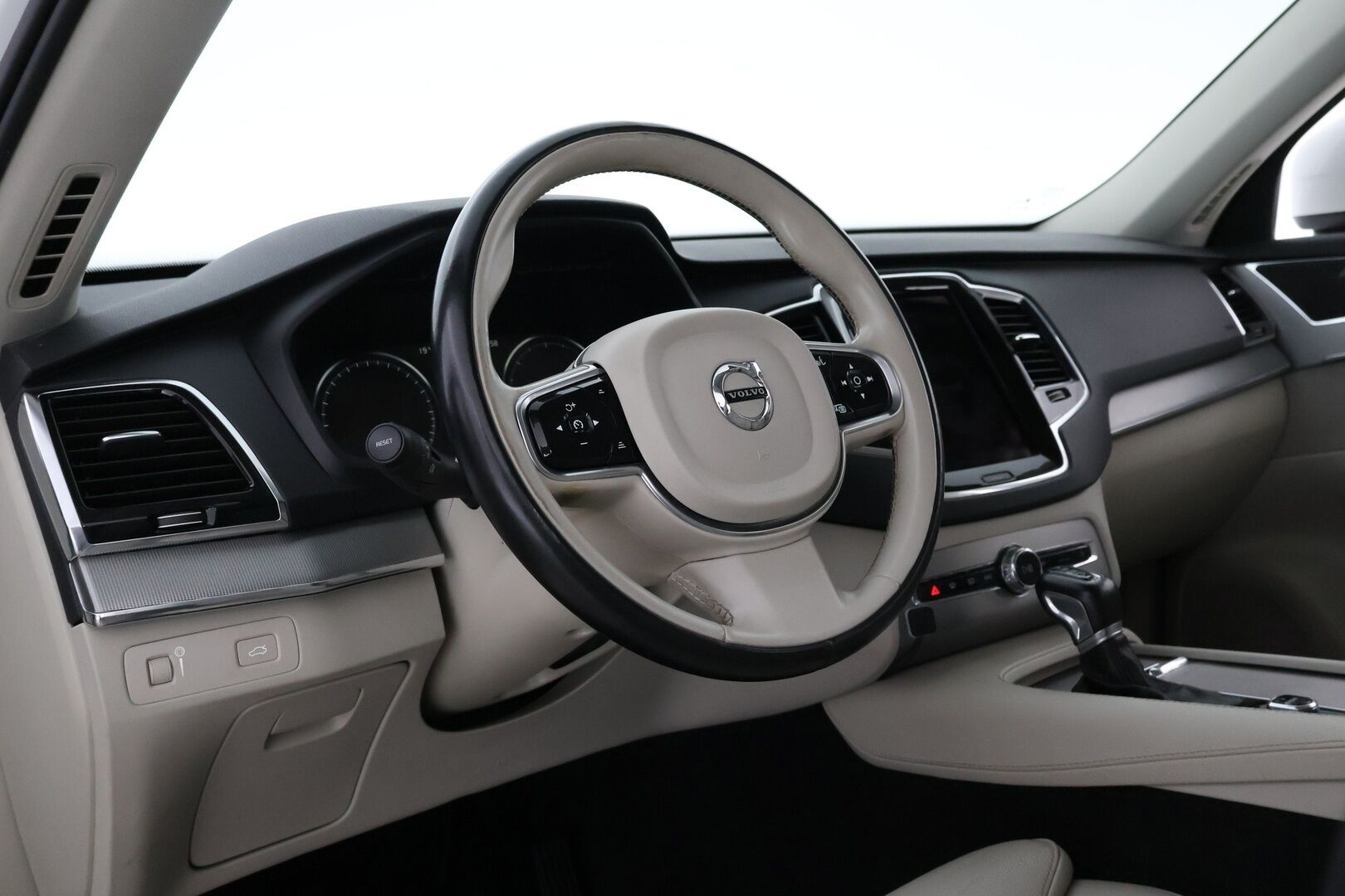 Volvo XC90 2016 D5 AWD Inscription aut - 3,99 % KORKOTARJOUS TÄHÄN AUTOON - Suomiauto / Webasto / Adapt.Vakkari / 7P / Peruutuskamera / Vetokoukku / Vaaleat Muistinahat / Full LED / Huippuvarusteet!