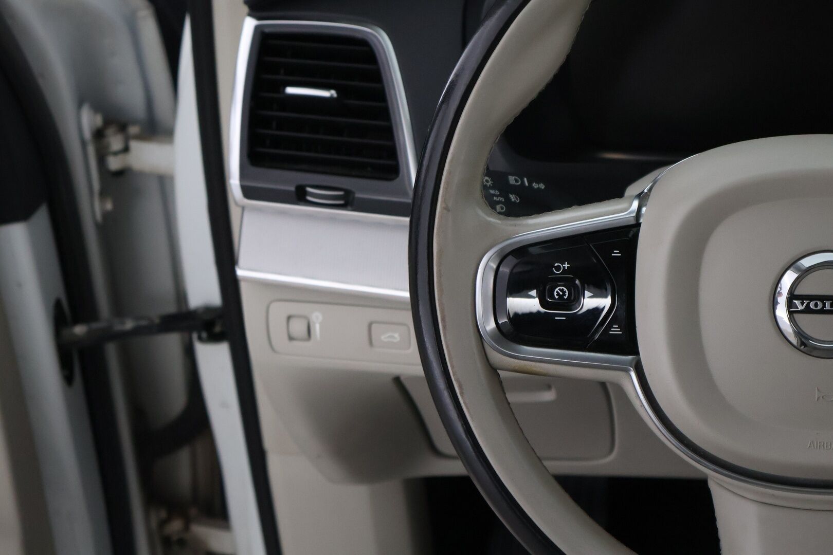 Volvo XC90 2016 D5 AWD Inscription aut - 3,99 % KORKOTARJOUS TÄHÄN AUTOON - Suomiauto / Webasto / Adapt.Vakkari / 7P / Peruutuskamera / Vetokoukku / Vaaleat Muistinahat / Full LED / Huippuvarusteet!
