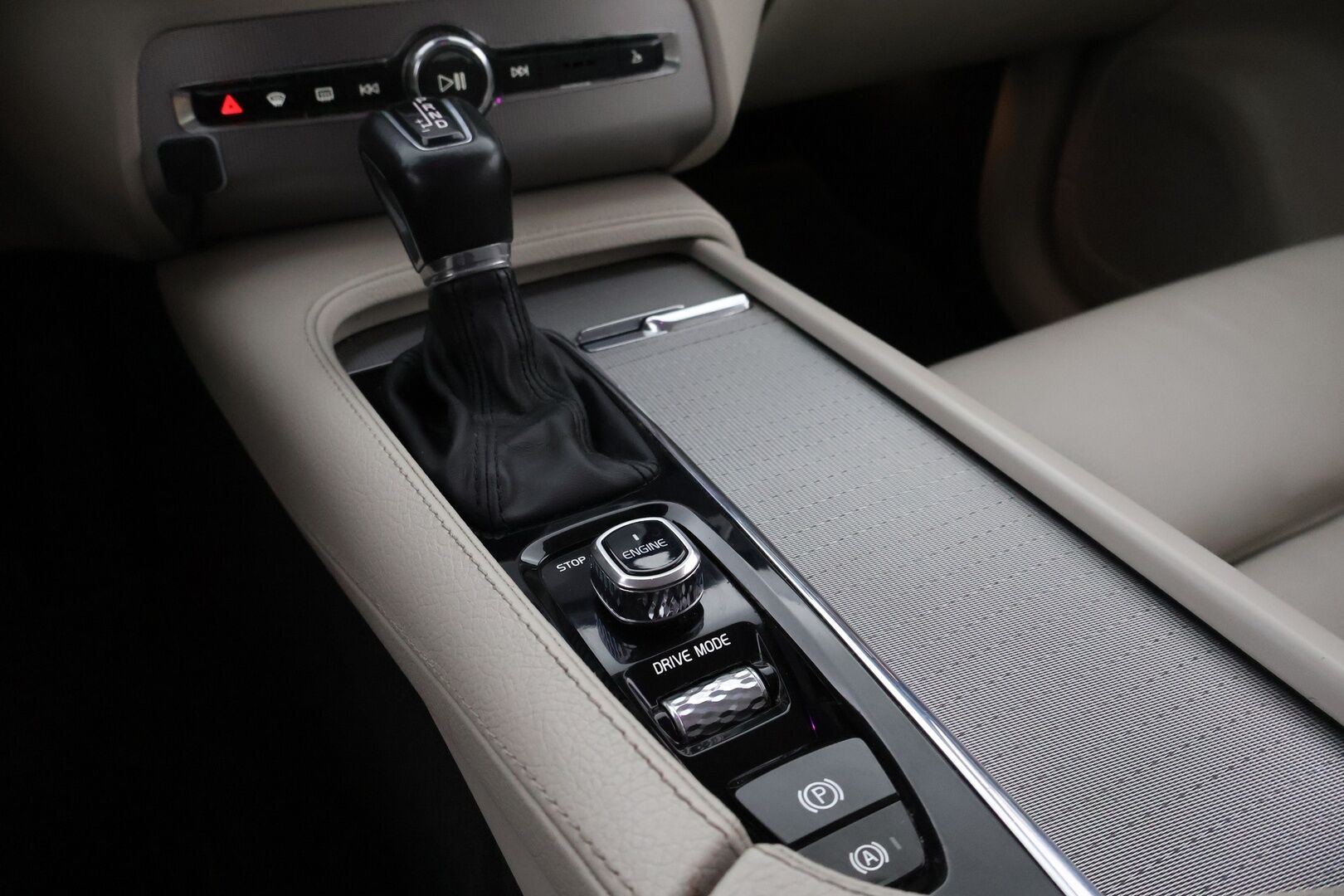 Volvo XC90 2016 D5 AWD Inscription aut - 3,99 % KORKOTARJOUS TÄHÄN AUTOON - Suomiauto / Webasto / Adapt.Vakkari / 7P / Peruutuskamera / Vetokoukku / Vaaleat Muistinahat / Full LED / Huippuvarusteet!