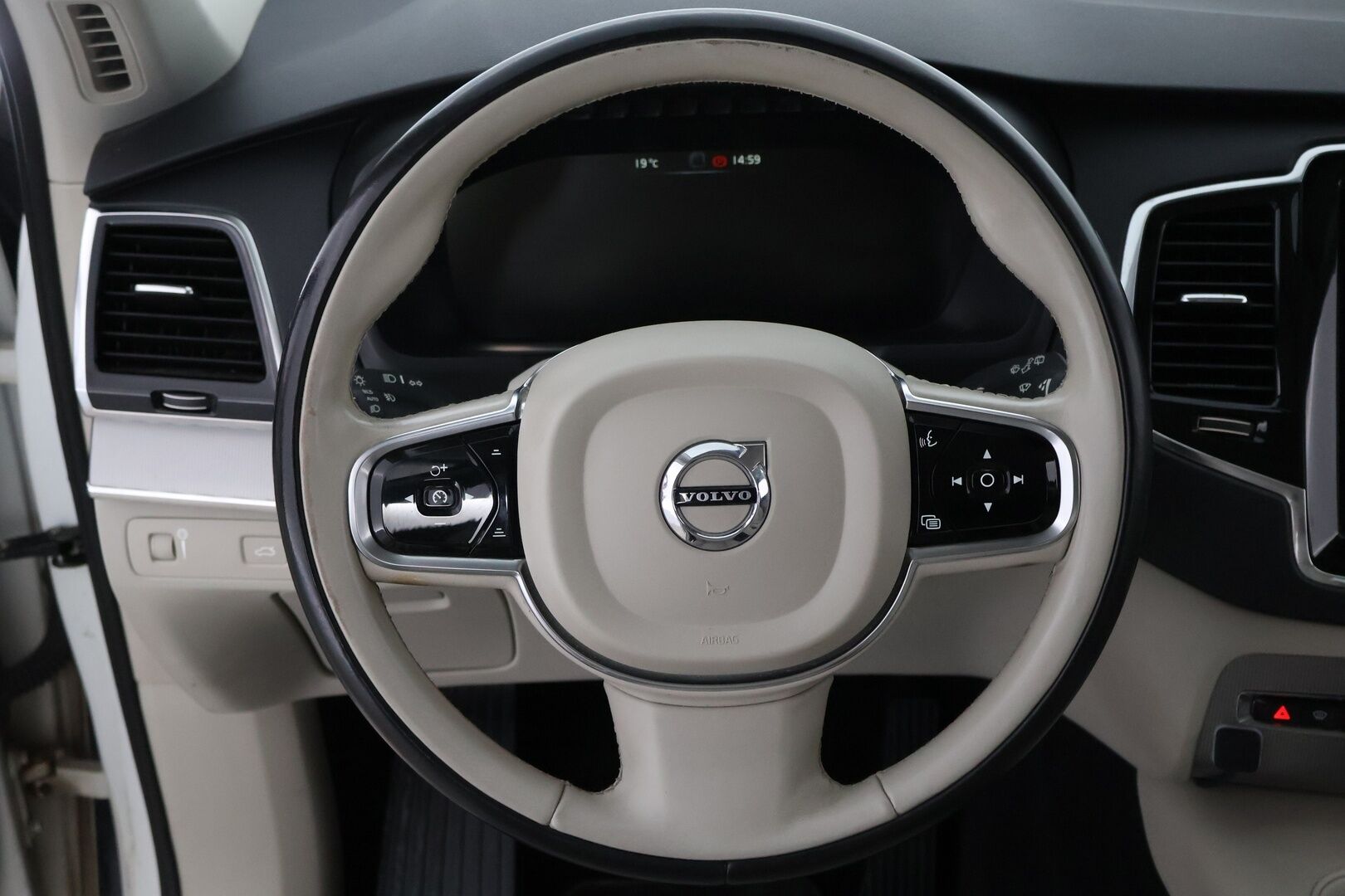 Volvo XC90 2016 D5 AWD Inscription aut - 3,99 % KORKOTARJOUS TÄHÄN AUTOON - Suomiauto / Webasto / Adapt.Vakkari / 7P / Peruutuskamera / Vetokoukku / Vaaleat Muistinahat / Full LED / Huippuvarusteet!
