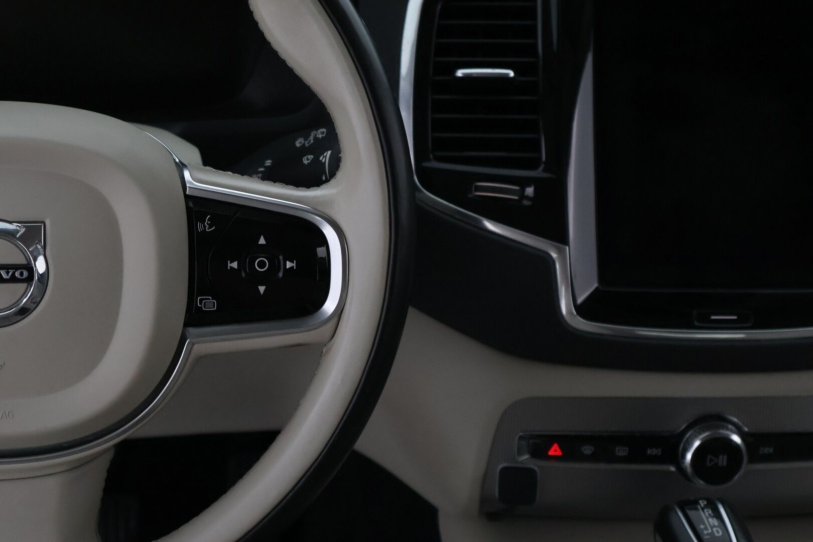 Volvo XC90 2016 D5 AWD Inscription aut - 3,99 % KORKOTARJOUS TÄHÄN AUTOON - Suomiauto / Webasto / Adapt.Vakkari / 7P / Peruutuskamera / Vetokoukku / Vaaleat Muistinahat / Full LED / Huippuvarusteet!