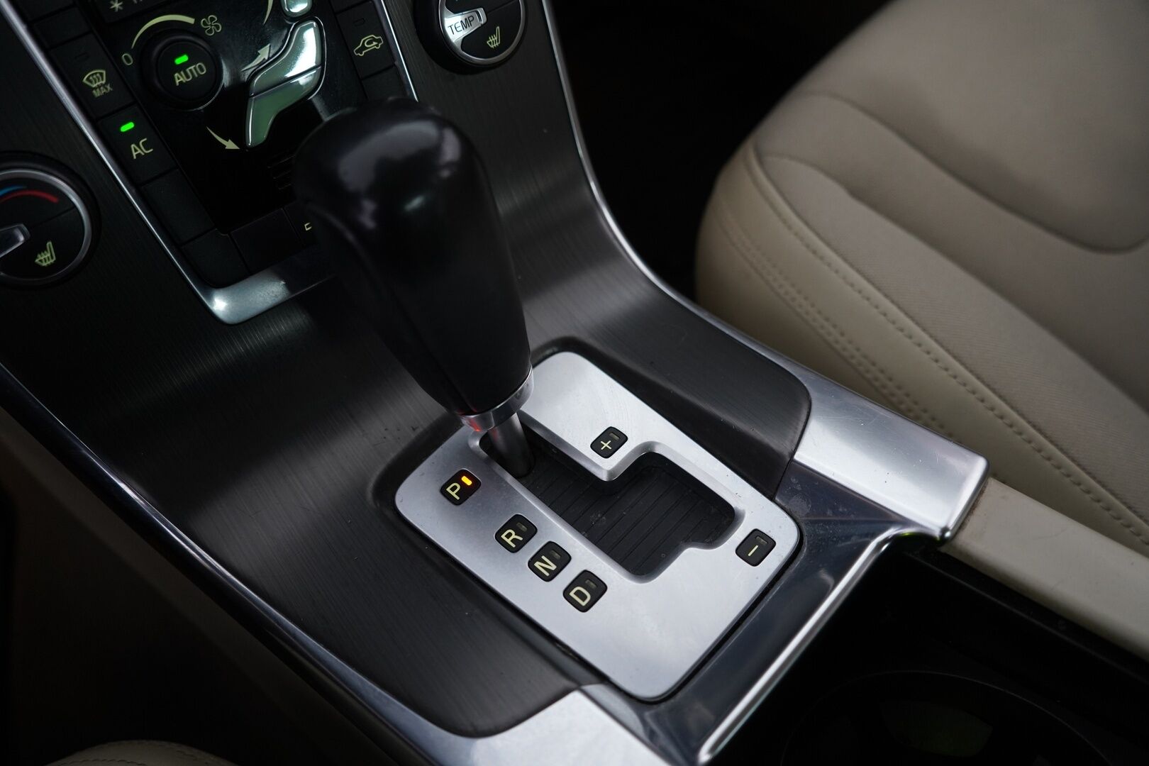 Volvo S60 2011 D3 Momentum Business S/S aut - Webasto | Vakkari | Tutkat | Puolinahat | Kahdet todella hyvät renkaat alumiinivantein | Juuri huollettu
