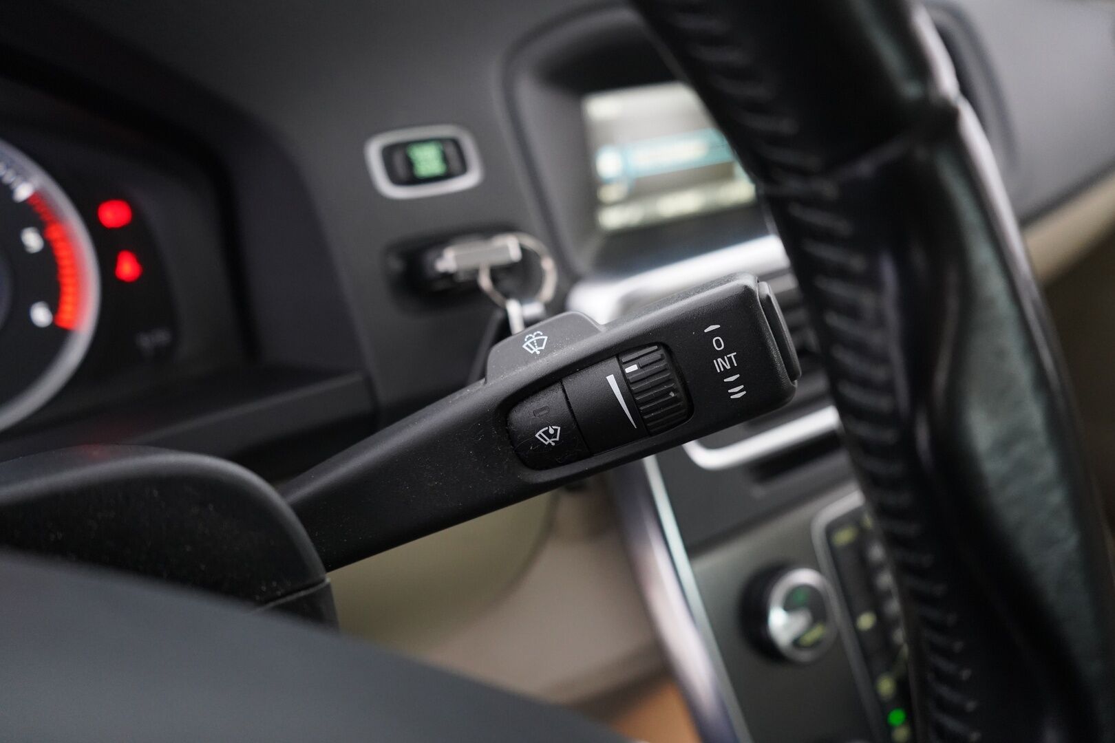 Volvo S60 2011 D3 Momentum Business S/S aut - Webasto | Vakkari | Tutkat | Puolinahat | Kahdet todella hyvät renkaat alumiinivantein | Juuri huollettu