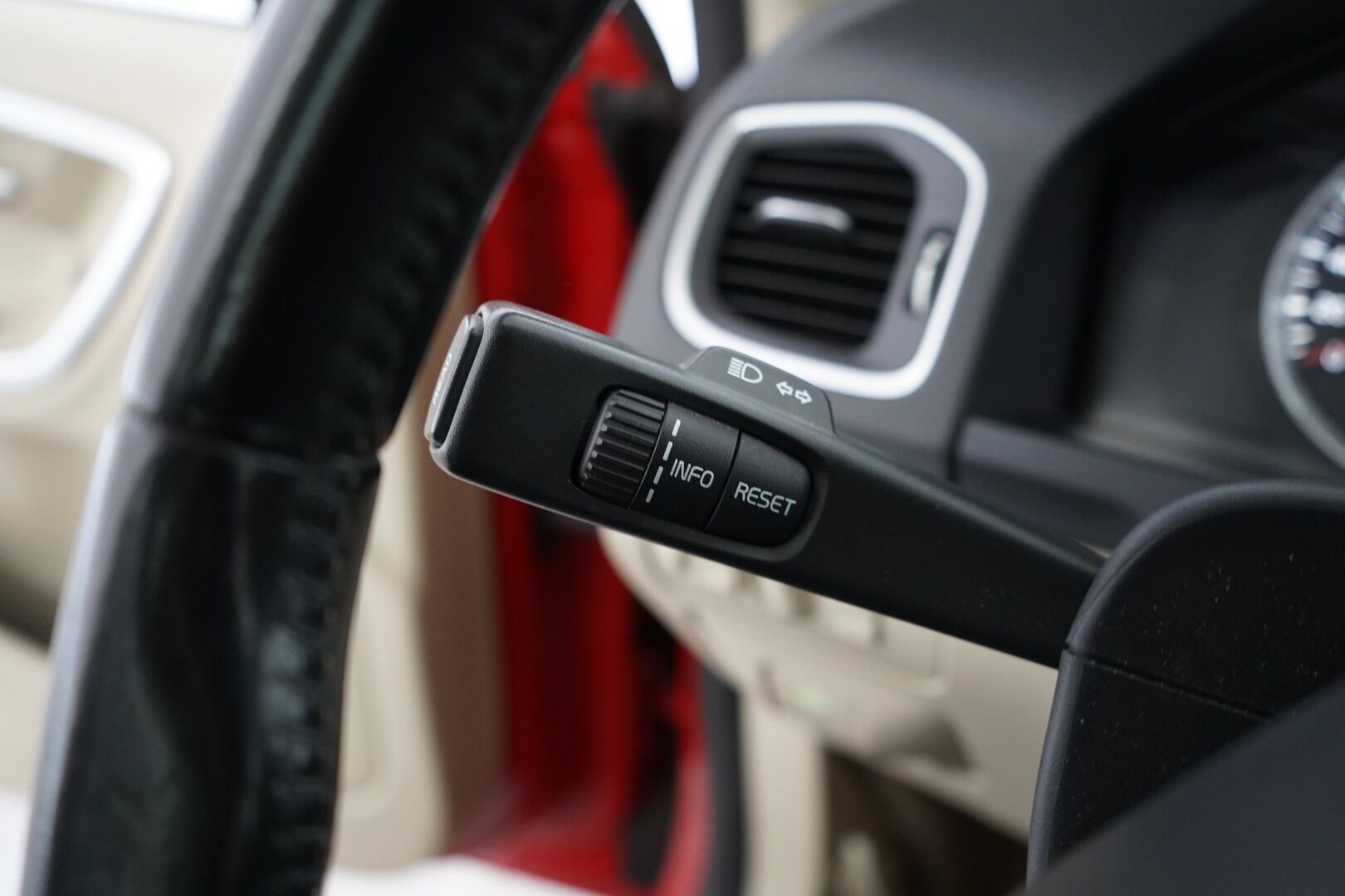 Volvo S60 2011 D3 Momentum Business S/S aut - Webasto | Vakkari | Tutkat | Puolinahat | Kahdet todella hyvät renkaat alumiinivantein | Juuri huollettu