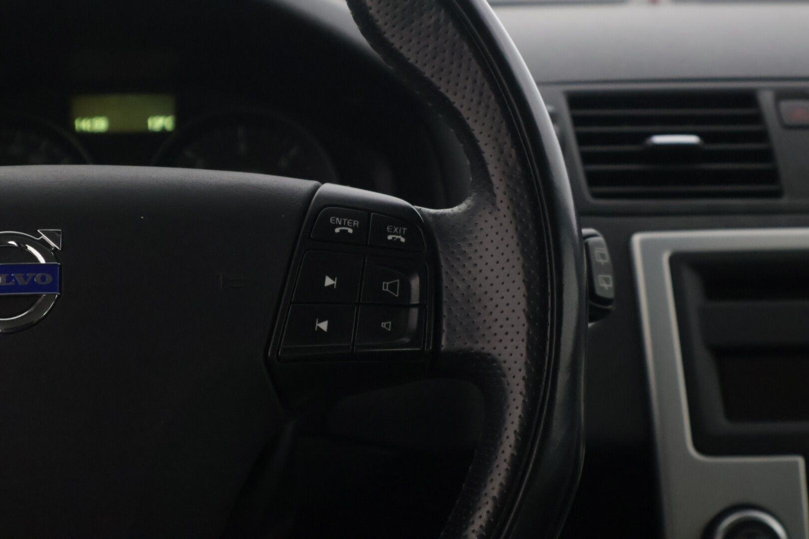 Volvo V50 2011 1,6D DRIVe S/S Classic Business *TÄMÄ AUTO MYYDÄÄN YRITISOUTLETISSA VAIN YRITYKSILLE* Webasto / Nahat / Vakkari - YritysOutlet - Myydään vain yrityksille* 2 OM / Suomiauto / Webasto / Siisti