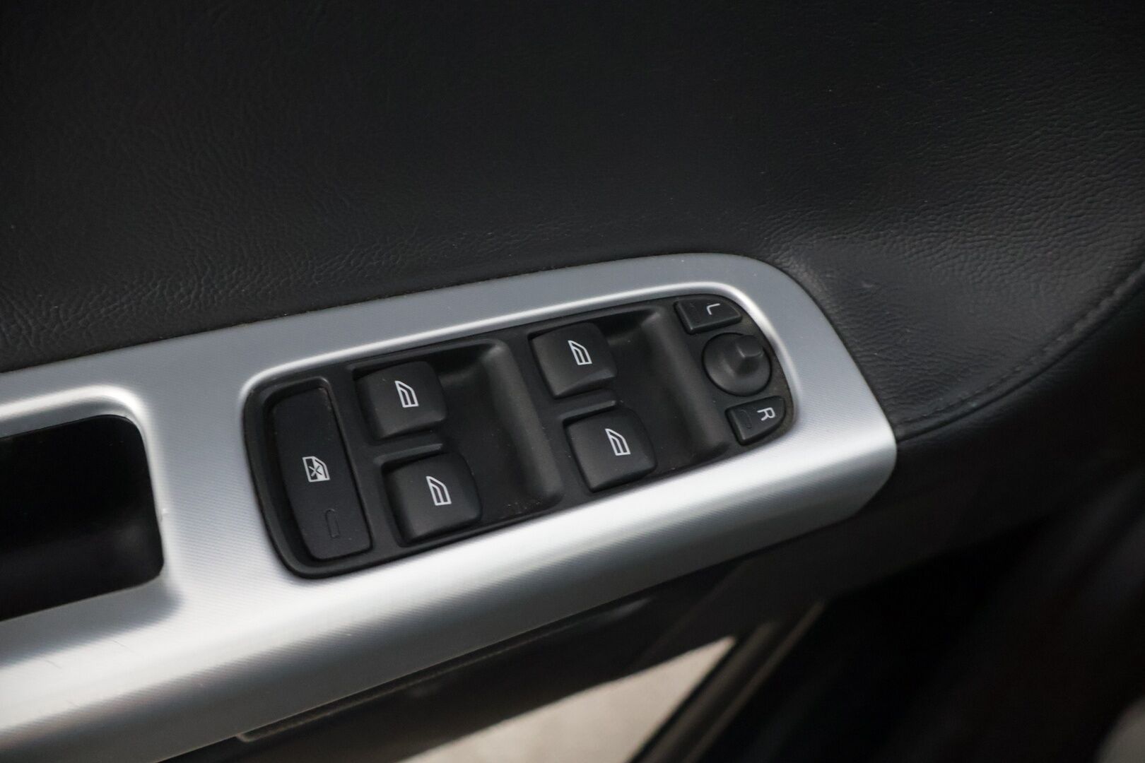 Volvo V50 2011 1,6D DRIVe S/S Classic Business *TÄMÄ AUTO MYYDÄÄN YRITISOUTLETISSA VAIN YRITYKSILLE* Webasto / Nahat / Vakkari - YritysOutlet - Myydään vain yrityksille* 2 OM / Suomiauto / Webasto / Siisti