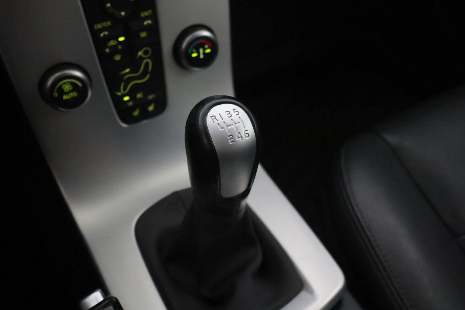 Volvo V50 2011 1,6D DRIVe S/S Classic Business *TÄMÄ AUTO MYYDÄÄN YRITISOUTLETISSA VAIN YRITYKSILLE* Webasto / Nahat / Vakkari - YritysOutlet - Myydään vain yrityksille* 2 OM / Suomiauto / Webasto / Siisti