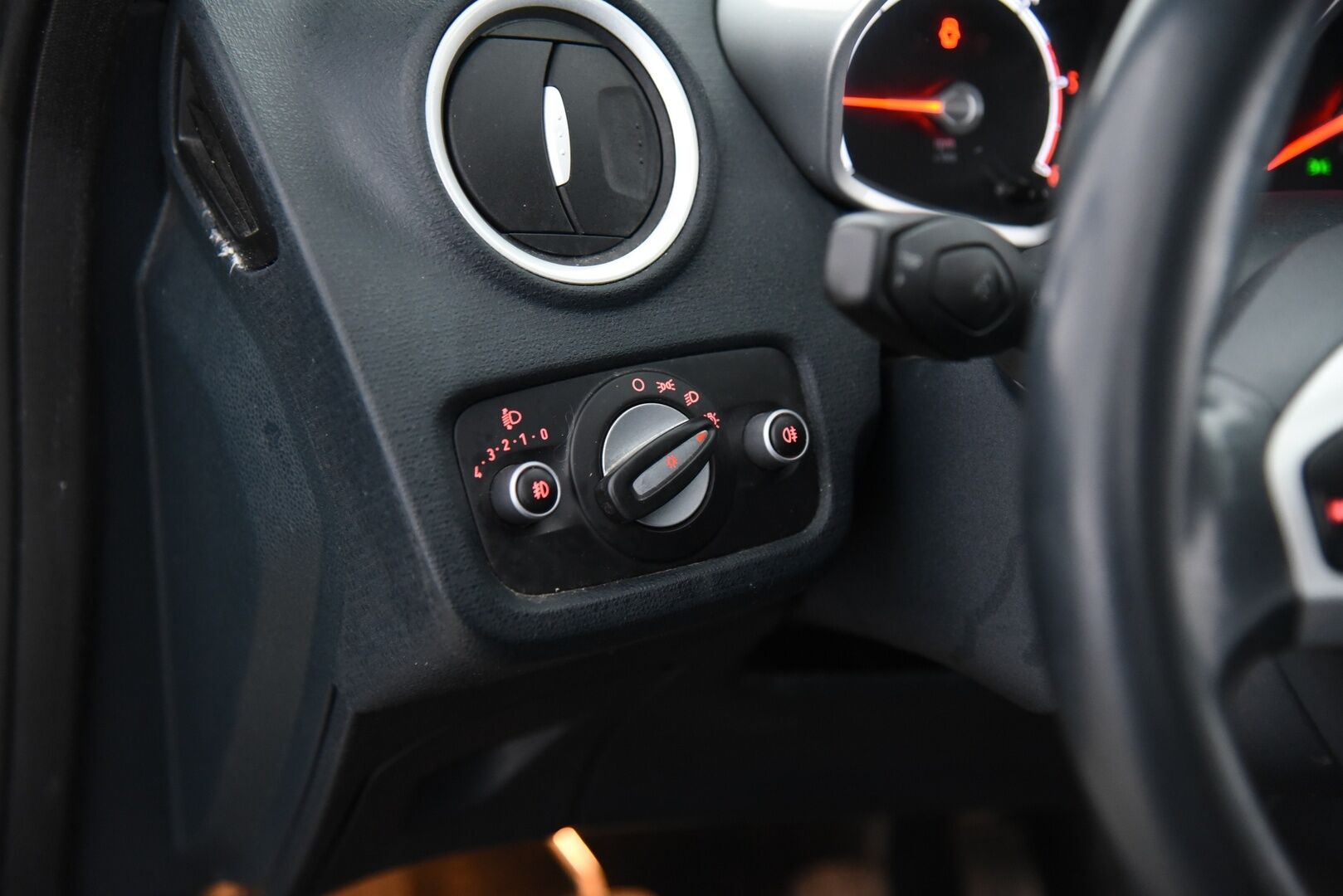 Ford Fiesta 2011 1,6 TDCi 95 hv DPF Titanium M5 5-ov / Lämm. Tuulilasi / Lohko / Tutkat / - YritysOutlet - Myydään vain yrityksille - Huoltokirja + Juuri huollettu! / Suomi-auto / 2x Vanteet