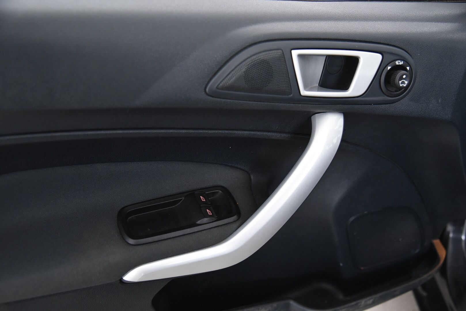 Ford Fiesta 2011 1,6 TDCi 95 hv DPF Titanium M5 5-ov / Lämm. Tuulilasi / Lohko / Tutkat / - YritysOutlet - Myydään vain yrityksille - Huoltokirja + Juuri huollettu! / Suomi-auto / 2x Vanteet