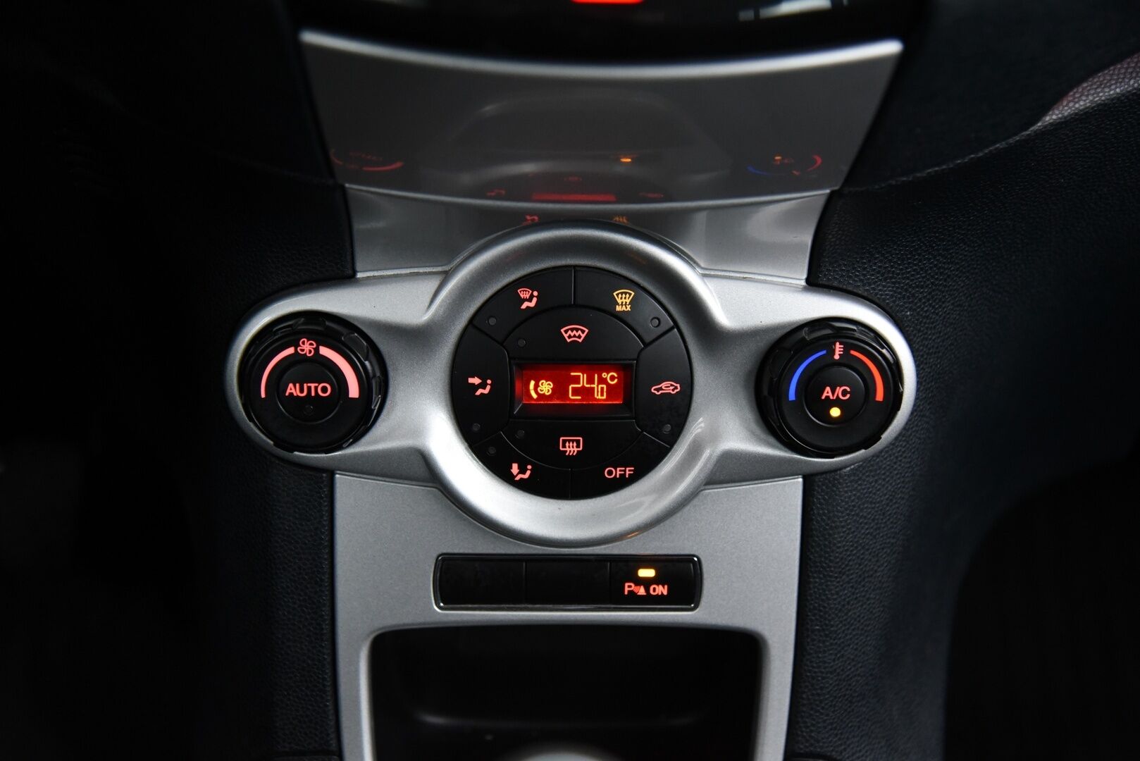 Ford Fiesta 2011 1,6 TDCi 95 hv DPF Titanium M5 5-ov / Lämm. Tuulilasi / Lohko / Tutkat / - YritysOutlet - Myydään vain yrityksille - Huoltokirja + Juuri huollettu! / Suomi-auto / 2x Vanteet