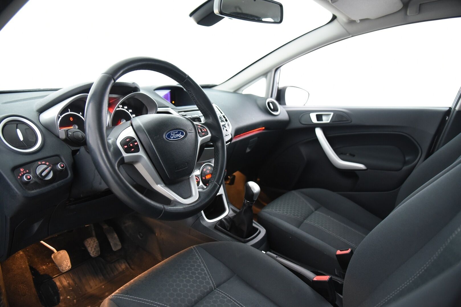 Ford Fiesta 2011 1,6 TDCi 95 hv DPF Titanium M5 5-ov / Lämm. Tuulilasi / Lohko / Tutkat / - YritysOutlet - Myydään vain yrityksille - Huoltokirja + Juuri huollettu! / Suomi-auto / 2x Vanteet