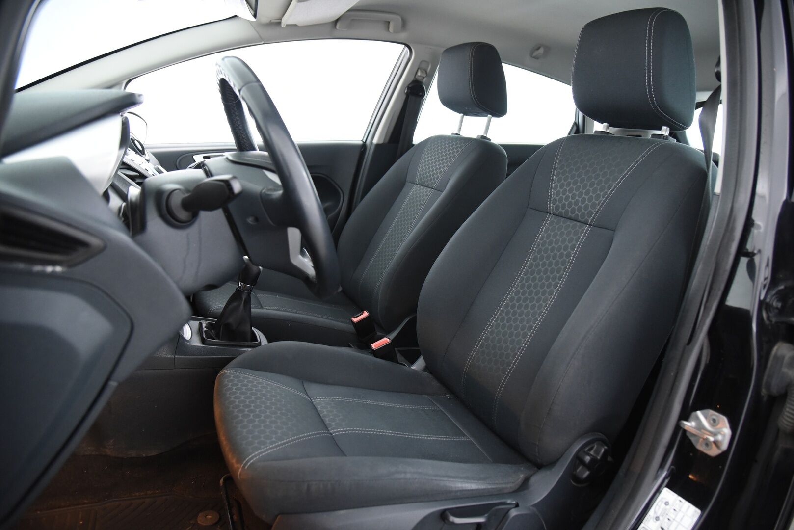 Ford Fiesta 2011 1,6 TDCi 95 hv DPF Titanium M5 5-ov / Lämm. Tuulilasi / Lohko / Tutkat / - YritysOutlet - Myydään vain yrityksille - Huoltokirja + Juuri huollettu! / Suomi-auto / 2x Vanteet