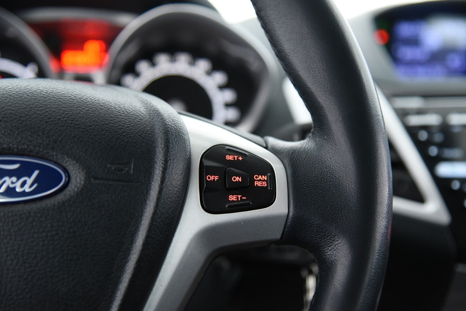 Ford Fiesta 2011 1,6 TDCi 95 hv DPF Titanium M5 5-ov / Lämm. Tuulilasi / Lohko / Tutkat / - YritysOutlet - Myydään vain yrityksille - Huoltokirja + Juuri huollettu! / Suomi-auto / 2x Vanteet