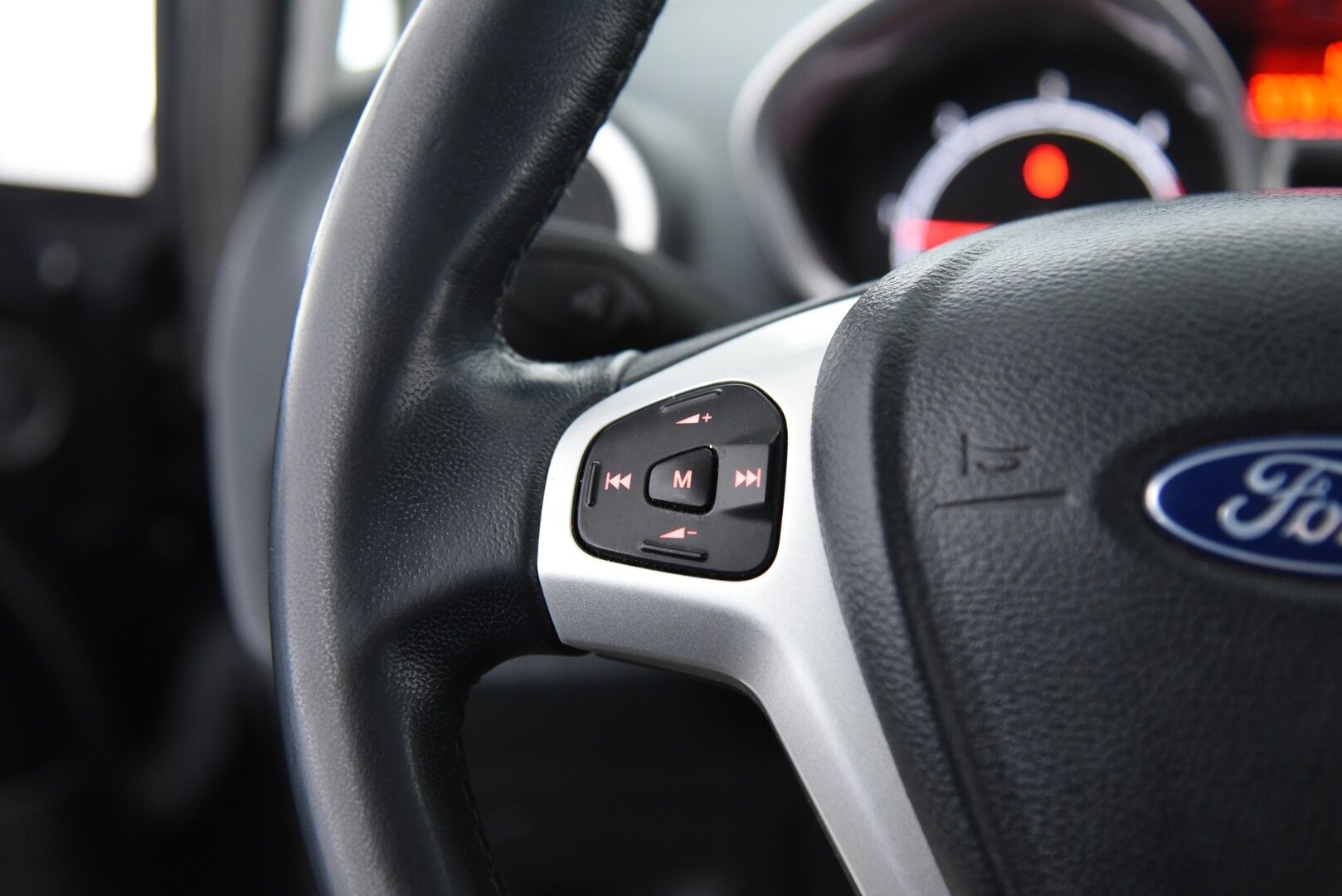 Ford Fiesta 2011 1,6 TDCi 95 hv DPF Titanium M5 5-ov / Lämm. Tuulilasi / Lohko / Tutkat / - YritysOutlet - Myydään vain yrityksille - Huoltokirja + Juuri huollettu! / Suomi-auto / 2x Vanteet