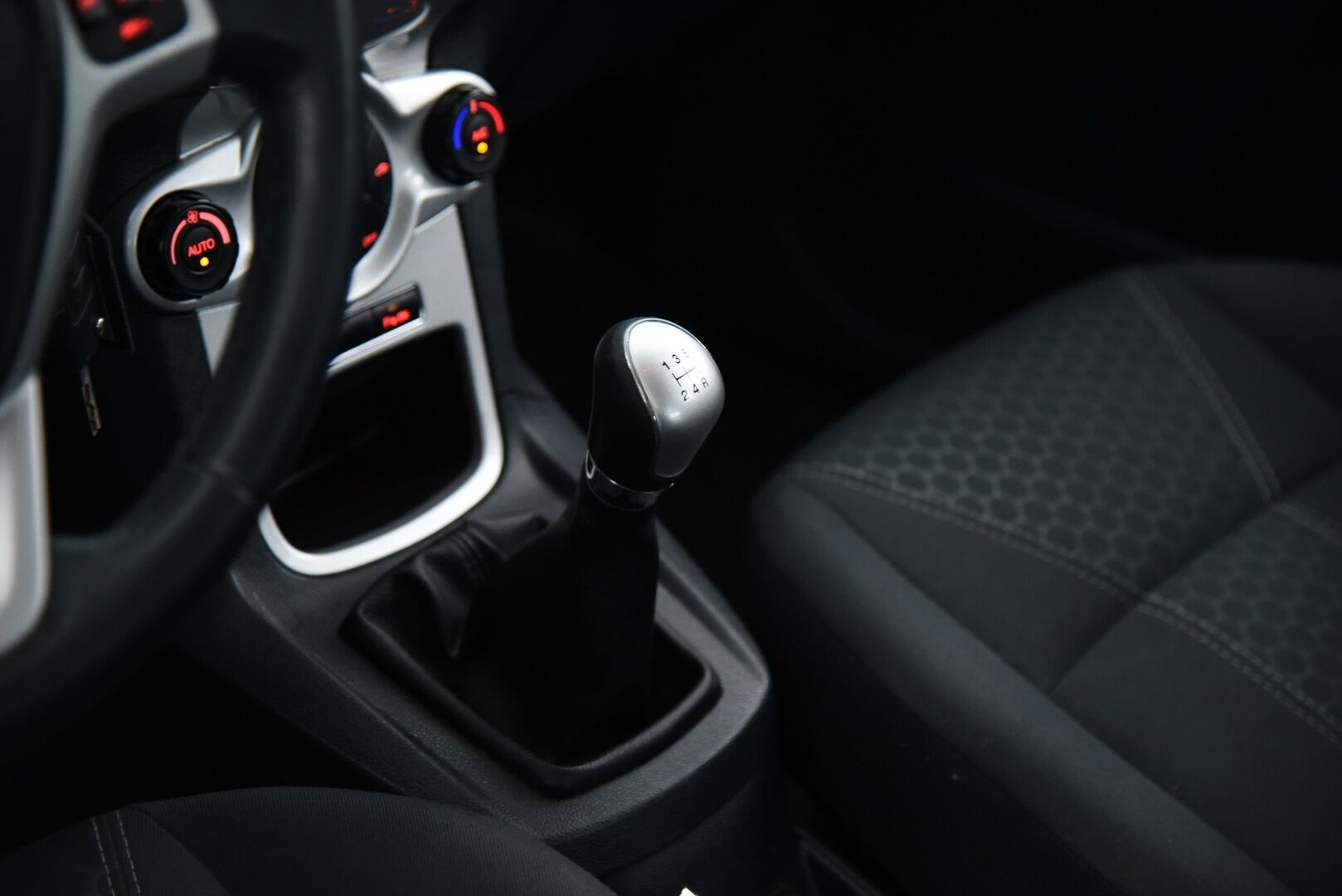 Ford Fiesta 2011 1,6 TDCi 95 hv DPF Titanium M5 5-ov / Lämm. Tuulilasi / Lohko / Tutkat / - YritysOutlet - Myydään vain yrityksille - Huoltokirja + Juuri huollettu! / Suomi-auto / 2x Vanteet