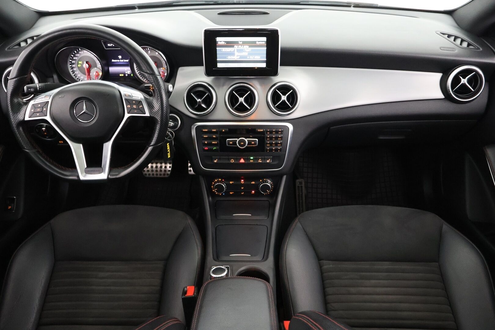 Mercedes-Benz CLA 2014 200 BE A Premium Business AMG * Suomi-auto / Panorama / Vakkari / Bi-Xenon / Lohko+sisäp. / Nahka-alcantara * - 2x renkaat&vanteet / Night-paketti / AMG ulko- ja sisäpaketit / Siisti