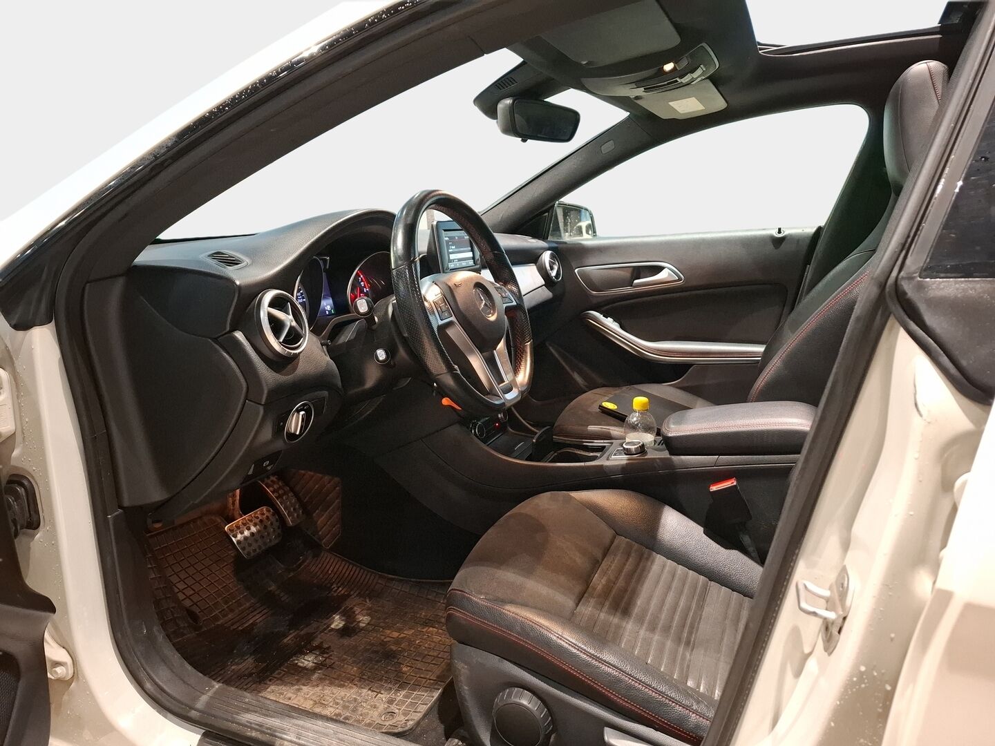 Mercedes-Benz CLA 2014 200 BE A Premium Business AMG / Suomi-auto / Panorama / Vakkari / Bi-Xenon / Lohko+sisäp. / Nahka-alcantara / - 2x renkaat&vanteet / Night-paketti / AMG ulko- ja sisäpaketit / Siisti!