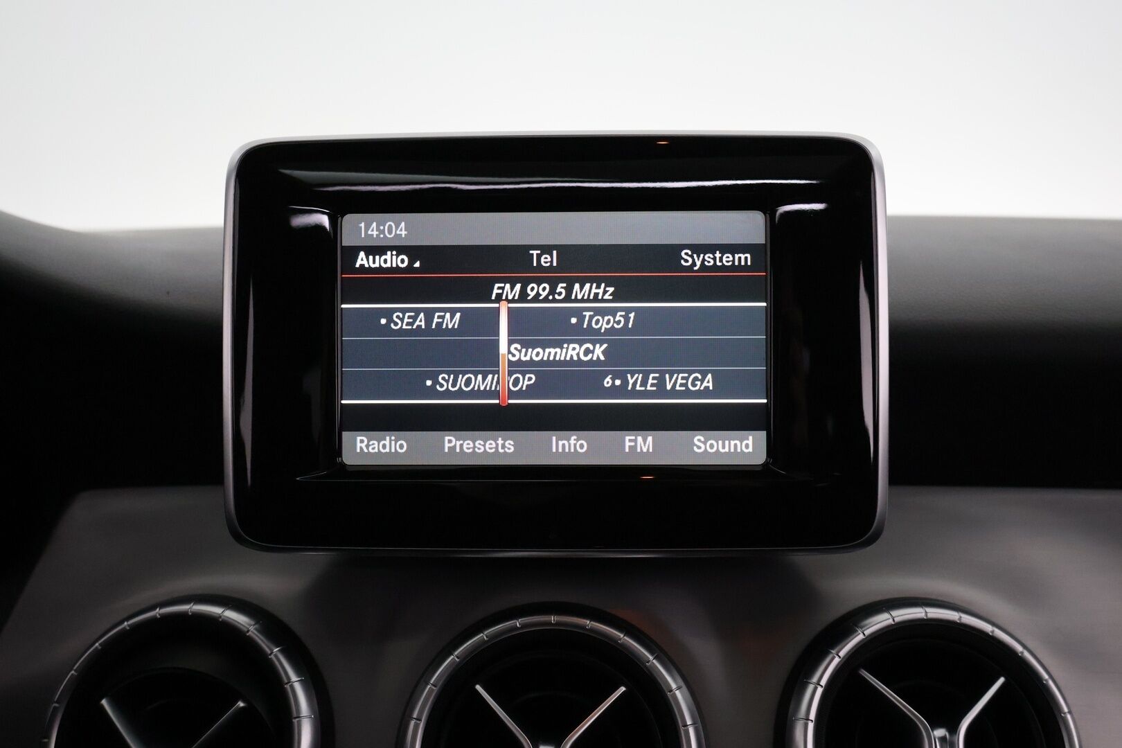 Mercedes-Benz CLA 2014 200 BE A Premium Business AMG * Suomi-auto / Panorama / Vakkari / Bi-Xenon / Lohko+sisäp. / Nahka-alcantara * - 2x renkaat&vanteet / Night-paketti / AMG ulko- ja sisäpaketit / Siisti