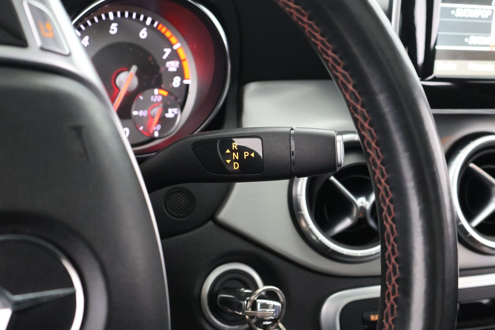 Mercedes-Benz CLA 2014 200 BE A Premium Business AMG * Suomi-auto / Panorama / Vakkari / Bi-Xenon / Lohko+sisäp. / Nahka-alcantara * - 2x renkaat&vanteet / Night-paketti / AMG ulko- ja sisäpaketit / Siisti