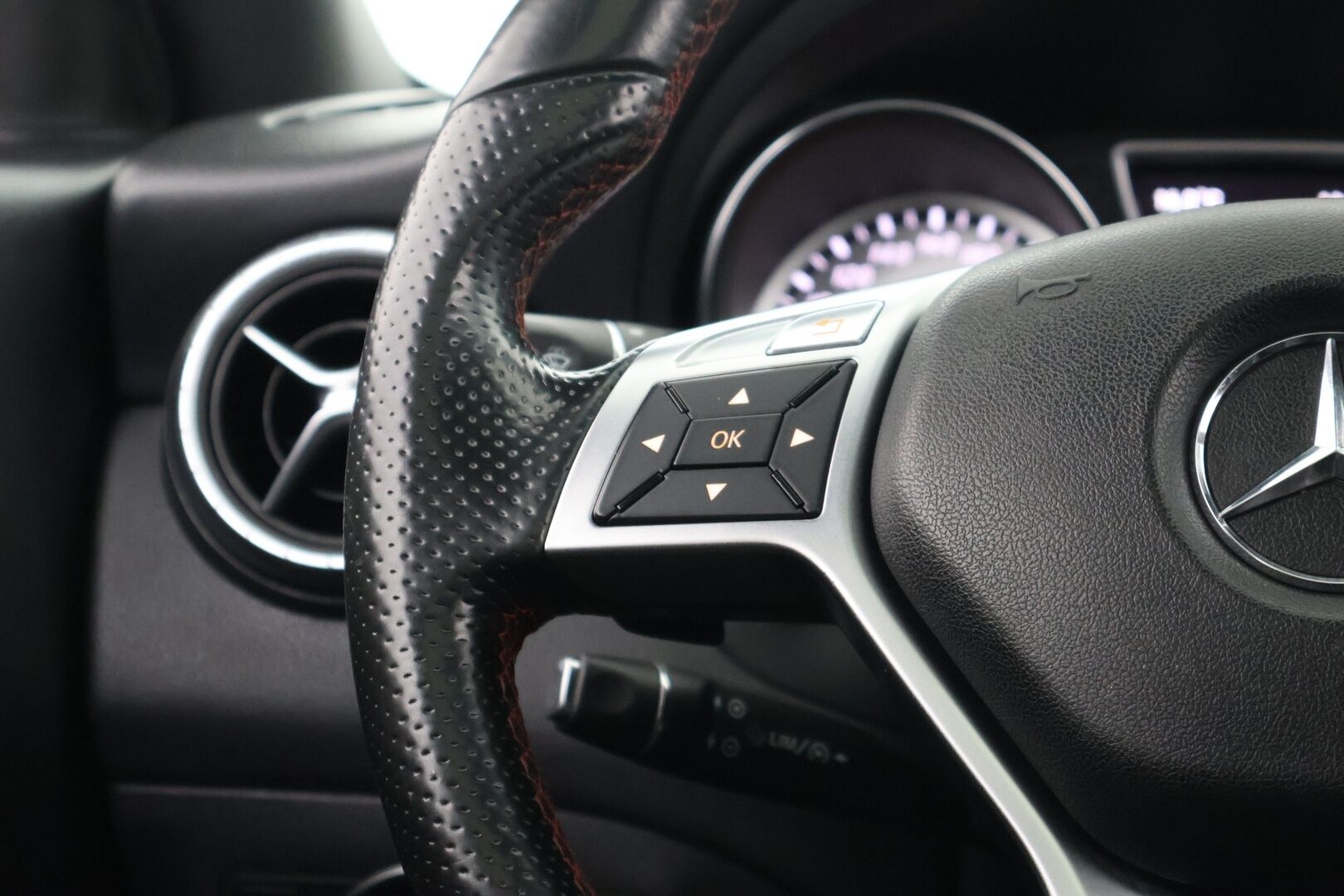 Mercedes-Benz CLA 2014 200 BE A Premium Business AMG * Suomi-auto / Panorama / Vakkari / Bi-Xenon / Lohko+sisäp. / Nahka-alcantara * - 2x renkaat&vanteet / Night-paketti / AMG ulko- ja sisäpaketit / Siisti