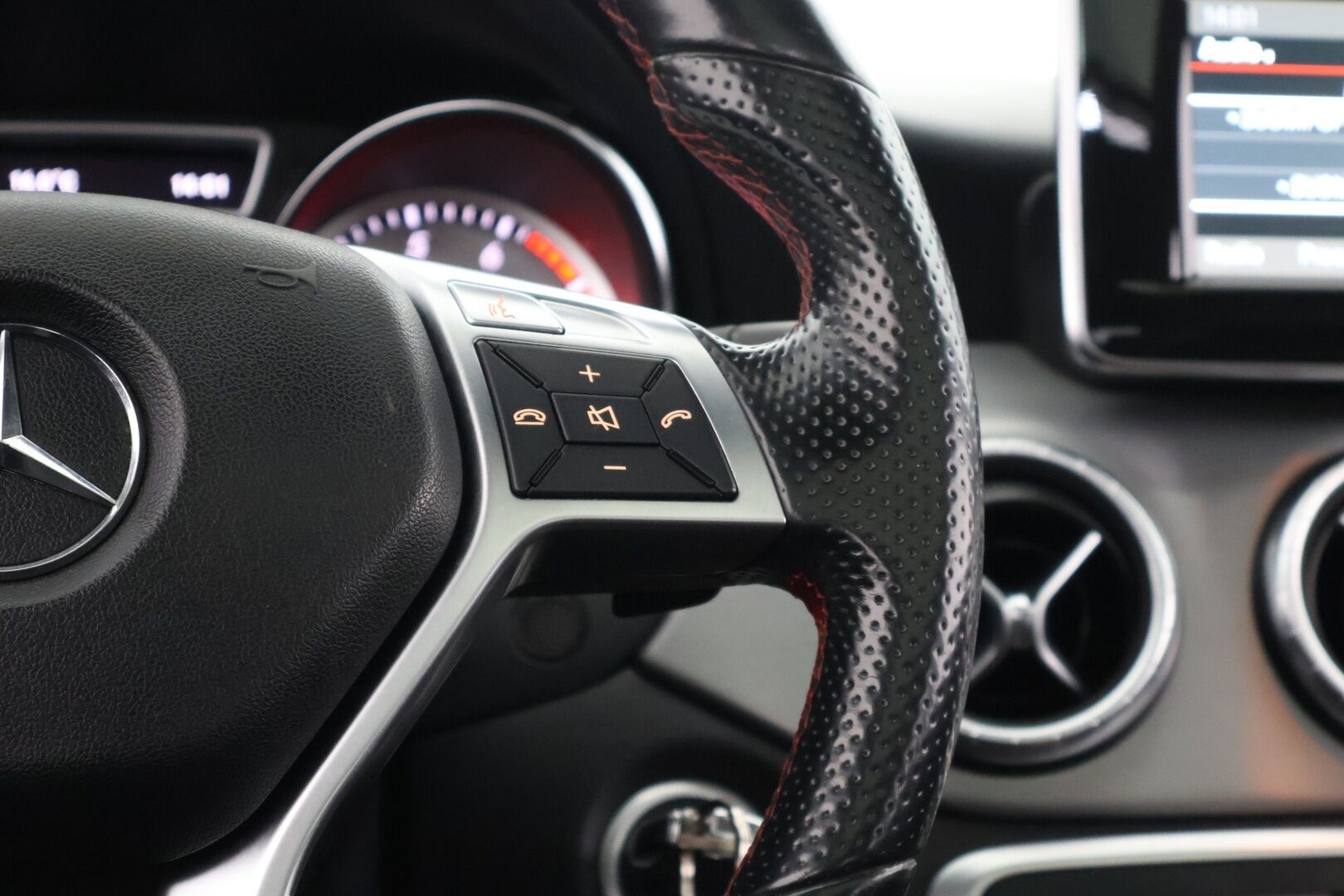 Mercedes-Benz CLA 2014 200 BE A Premium Business AMG * Suomi-auto / Panorama / Vakkari / Bi-Xenon / Lohko+sisäp. / Nahka-alcantara * - 2x renkaat&vanteet / Night-paketti / AMG ulko- ja sisäpaketit / Siisti