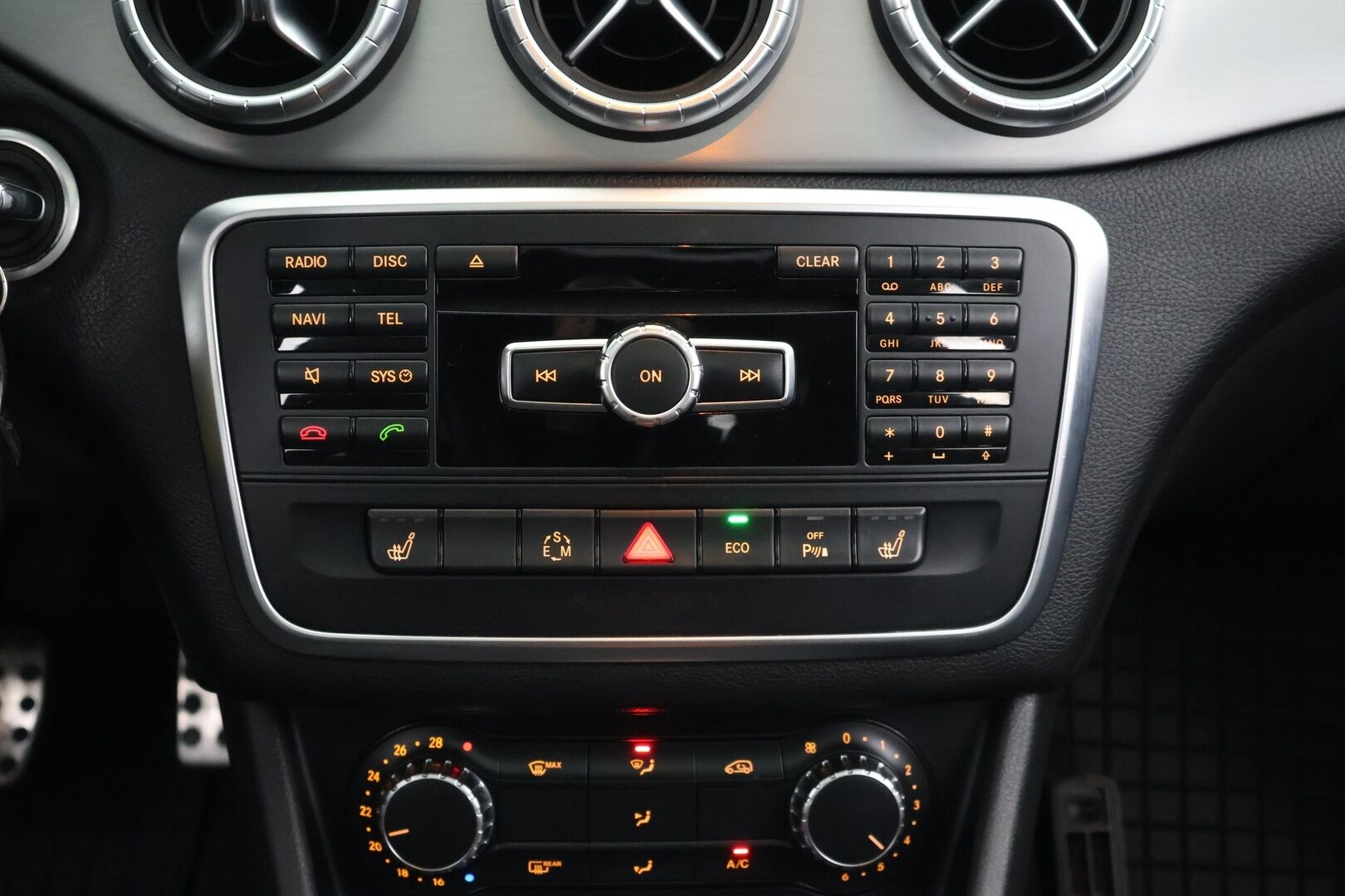 Mercedes-Benz CLA 2014 200 BE A Premium Business AMG * Suomi-auto / Panorama / Vakkari / Bi-Xenon / Lohko+sisäp. / Nahka-alcantara * - 2x renkaat&vanteet / Night-paketti / AMG ulko- ja sisäpaketit / Siisti