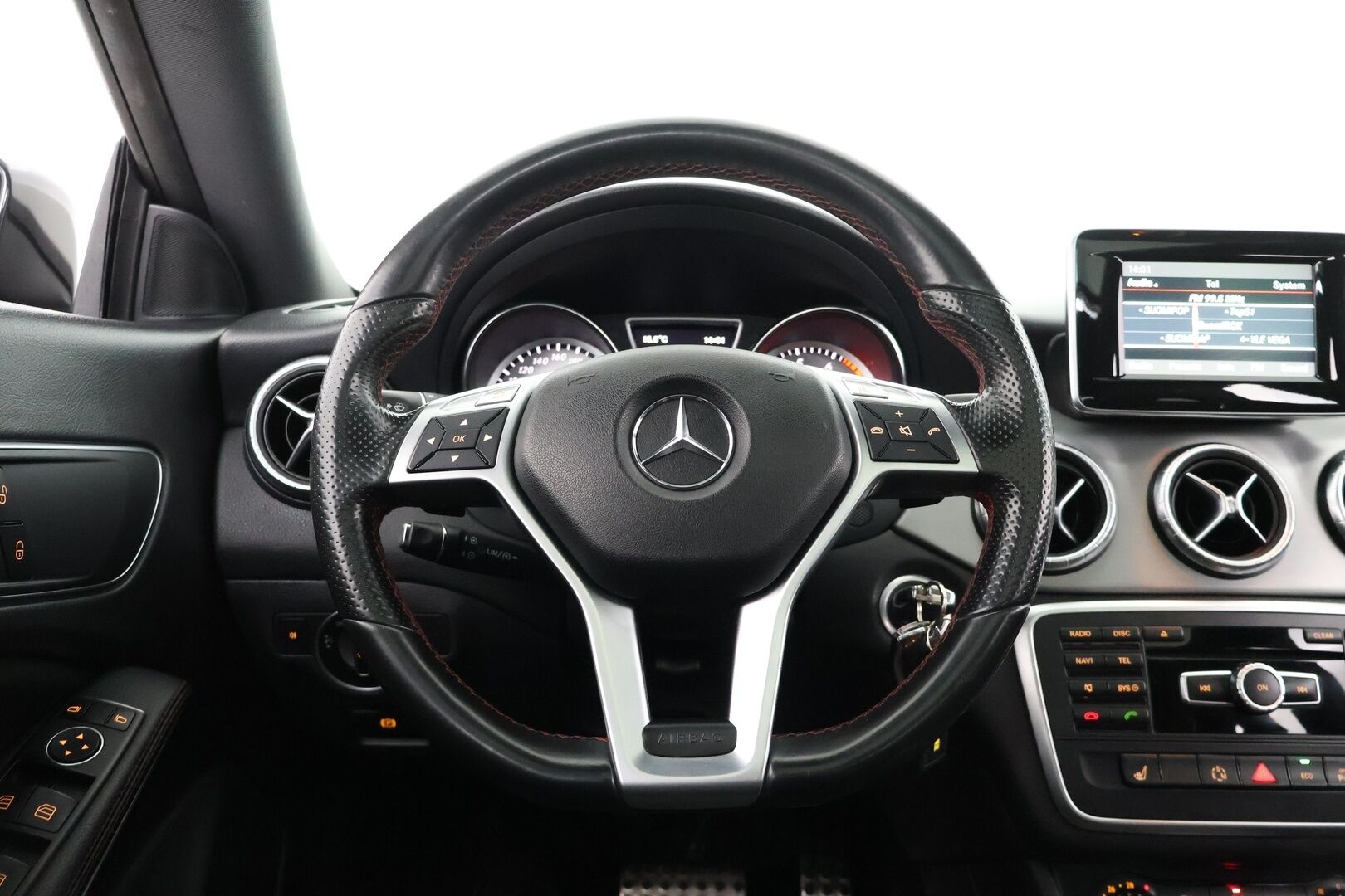 Mercedes-Benz CLA 2014 200 BE A Premium Business AMG * Suomi-auto / Panorama / Vakkari / Bi-Xenon / Lohko+sisäp. / Nahka-alcantara * - 2x renkaat&vanteet / Night-paketti / AMG ulko- ja sisäpaketit / Siisti