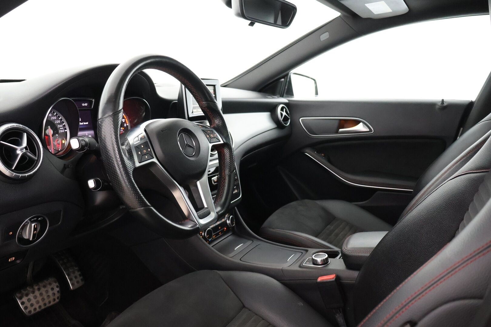 Mercedes-Benz CLA 2014 200 BE A Premium Business AMG * Suomi-auto / Panorama / Vakkari / Bi-Xenon / Lohko+sisäp. / Nahka-alcantara * - 2x renkaat&vanteet / Night-paketti / AMG ulko- ja sisäpaketit / Siisti