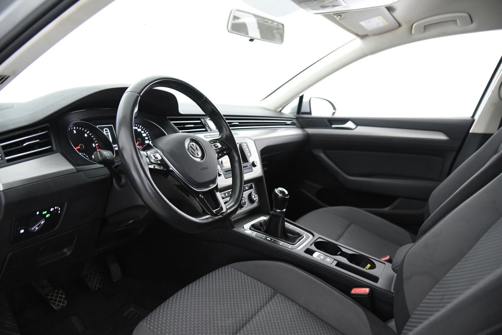 Volkswagen Passat 2016 Variant Trendline 1,6 TDI 88 kW / Webasto / P-tutkat / Vakkari / Vetokoukku - Suomi-auto hyvällä huoltohistorialla! / Hyvät kesä- ja talvirenkaat