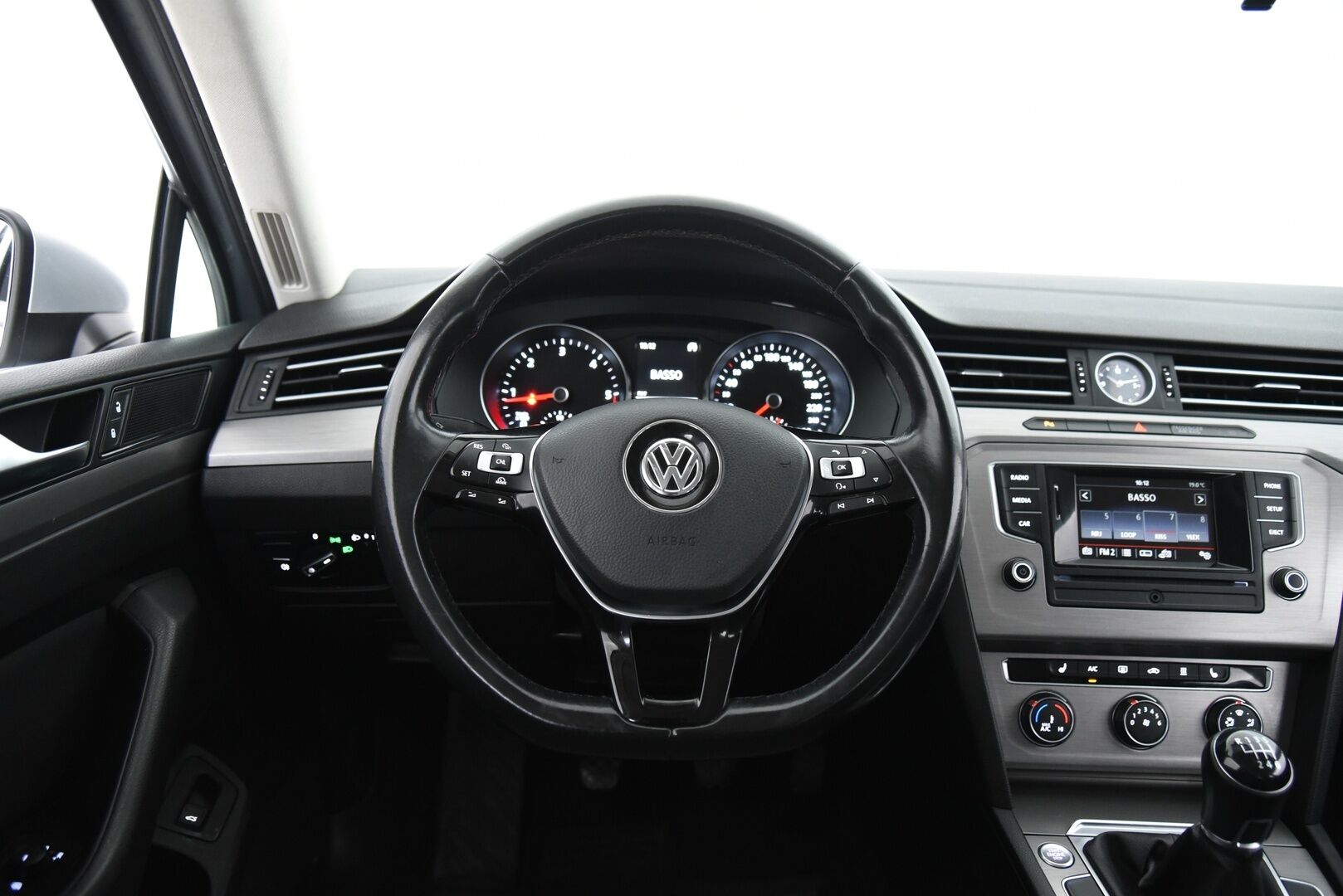 Volkswagen Passat 2016 Variant Trendline 1,6 TDI 88 kW / Webasto / P-tutkat / Vakkari / Vetokoukku - Suomi-auto hyvällä huoltohistorialla! / Hyvät kesä- ja talvirenkaat