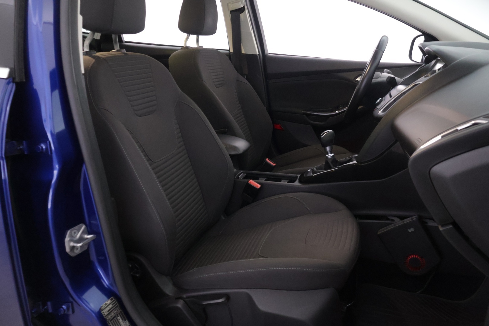 Ford Focus 2016 1,0 EcoBoost 125 hv Start/Stop M6 Titanium - YritysOutlet - Myydään vain yrityksille - Suomi-auto | Lohkolämmitin sisäpistokkeella | Tutkat edessä ja takana | Lämmitettävä tuulilasi