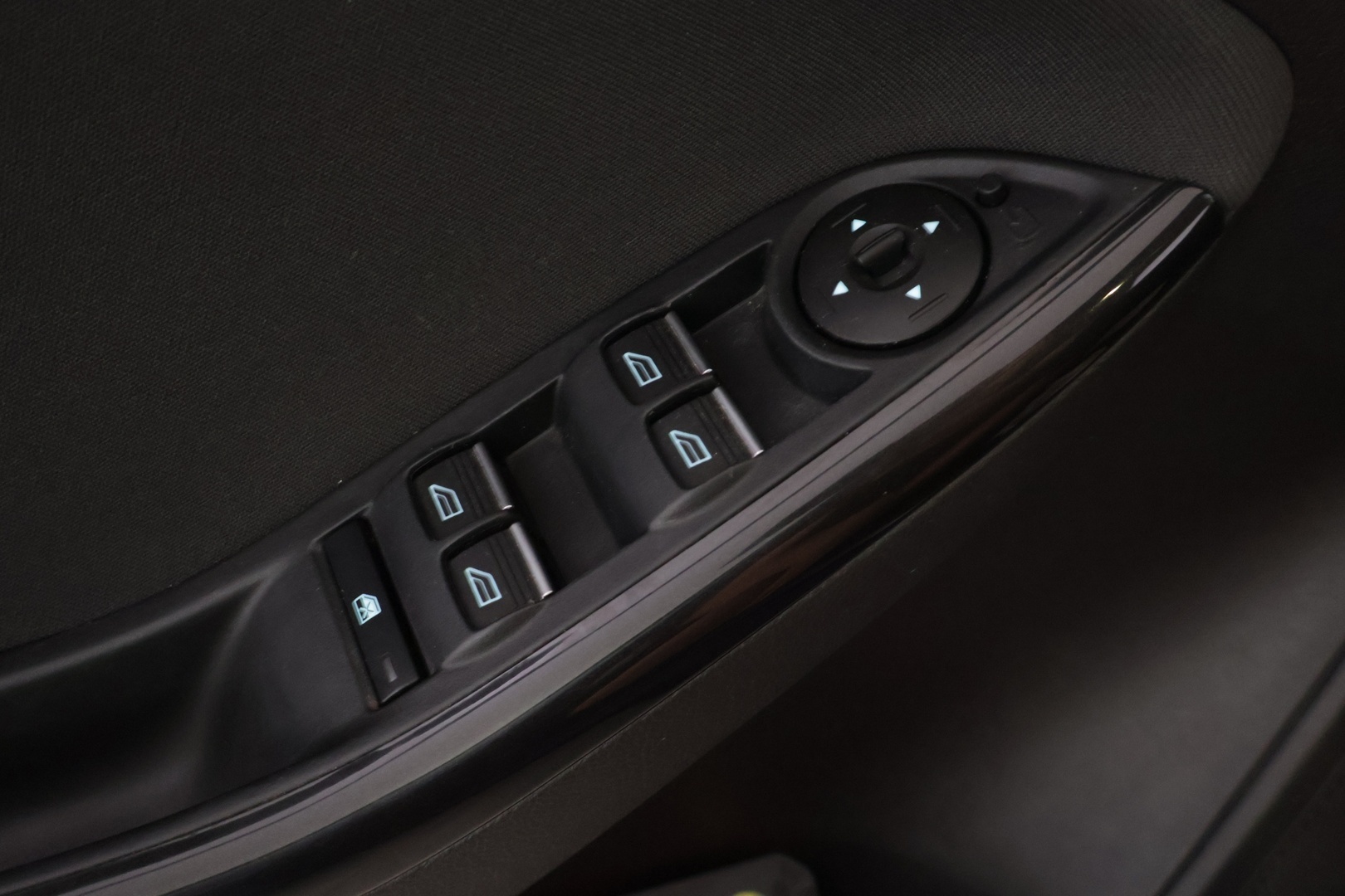 Ford Focus 2016 1,0 EcoBoost 125 hv Start/Stop M6 Titanium - YritysOutlet - Myydään vain yrityksille - Suomi-auto | Lohkolämmitin sisäpistokkeella | Tutkat edessä ja takana | Lämmitettävä tuulilasi
