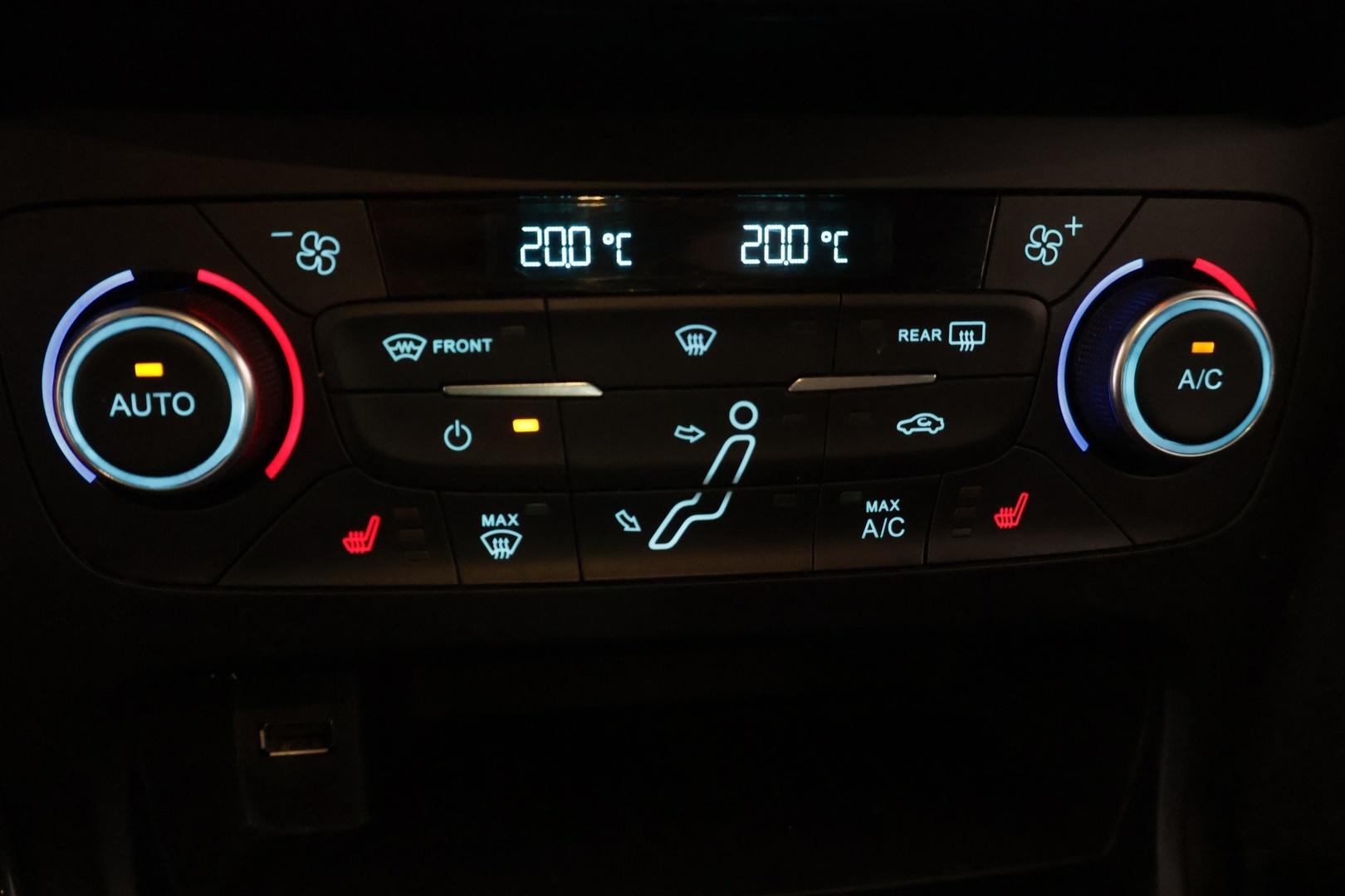 Ford Focus 2016 1,0 EcoBoost 125 hv Start/Stop M6 Titanium - YritysOutlet - Myydään vain yrityksille - Suomi-auto | Lohkolämmitin sisäpistokkeella | Tutkat edessä ja takana | Lämmitettävä tuulilasi