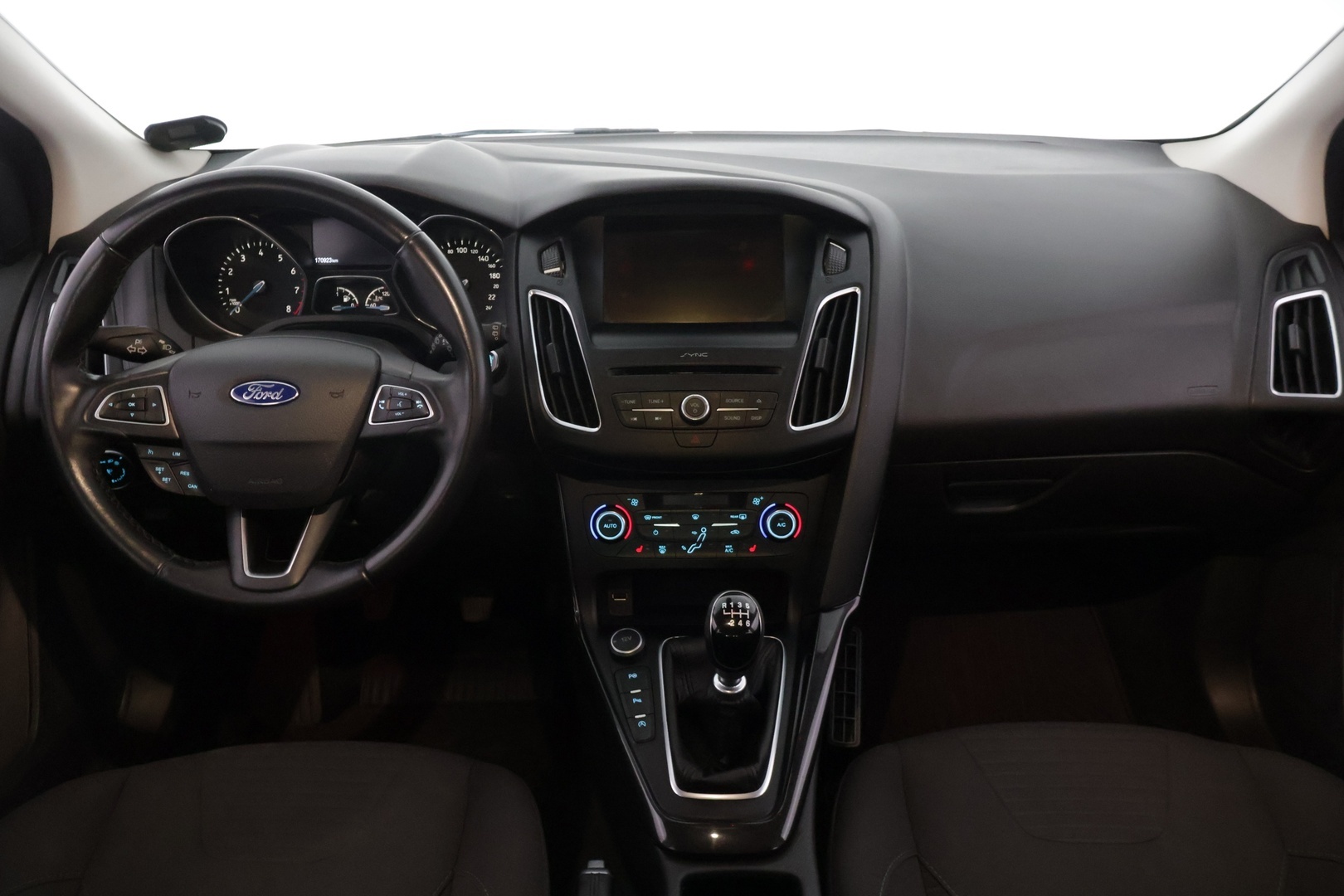 Ford Focus 2016 1,0 EcoBoost 125 hv Start/Stop M6 Titanium - YritysOutlet - Myydään vain yrityksille - Suomi-auto | Lohkolämmitin sisäpistokkeella | Tutkat edessä ja takana | Lämmitettävä tuulilasi