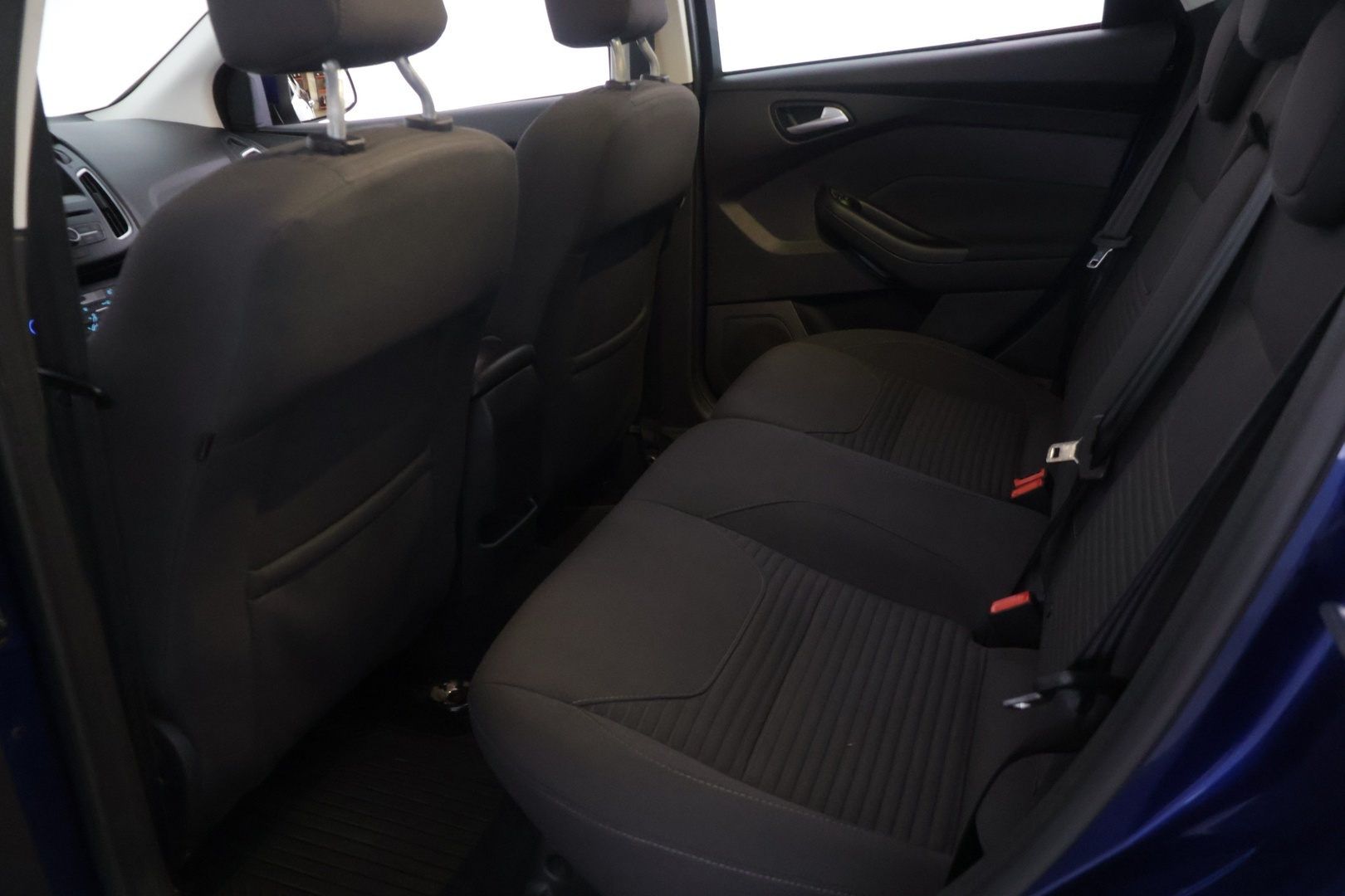 Ford Focus 2016 1,0 EcoBoost 125 hv Start/Stop M6 Titanium - YritysOutlet - Myydään vain yrityksille - Suomi-auto | Lohkolämmitin sisäpistokkeella | Tutkat edessä ja takana | Lämmitettävä tuulilasi
